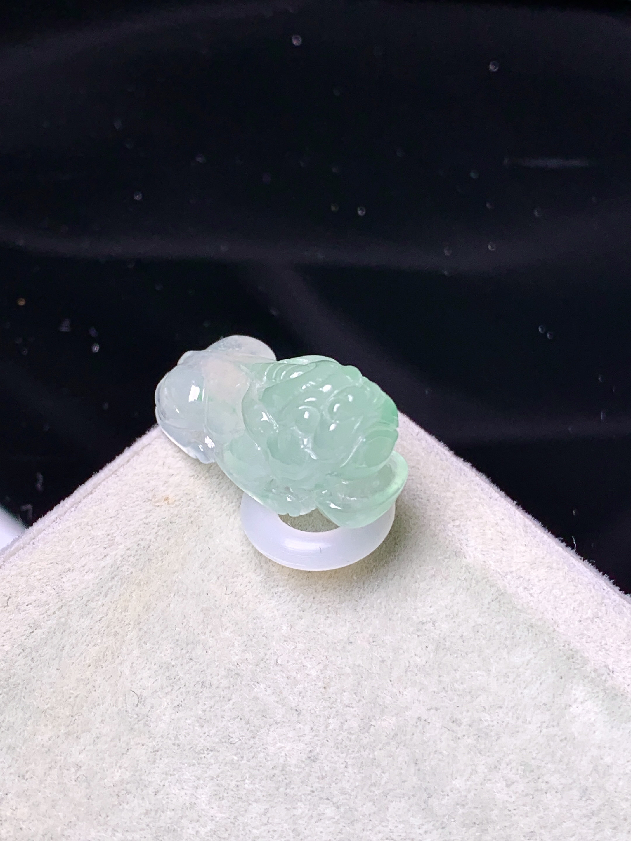 冰飘绿貔貅吊坠 玉质细腻 色泽艳丽清新 水润亮眼 整体尺寸20.5*8.8*9.3 v4