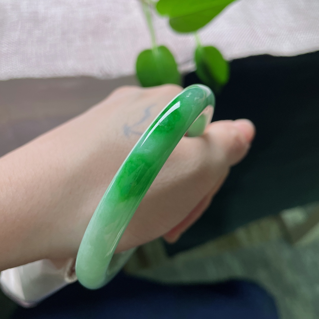 59.6/8.9，飘辣绿圆条，一点皮纹，底色清新温润，一抹艳绿落于镯身，灵动鲜活，尽显雅致风情。ss59493a