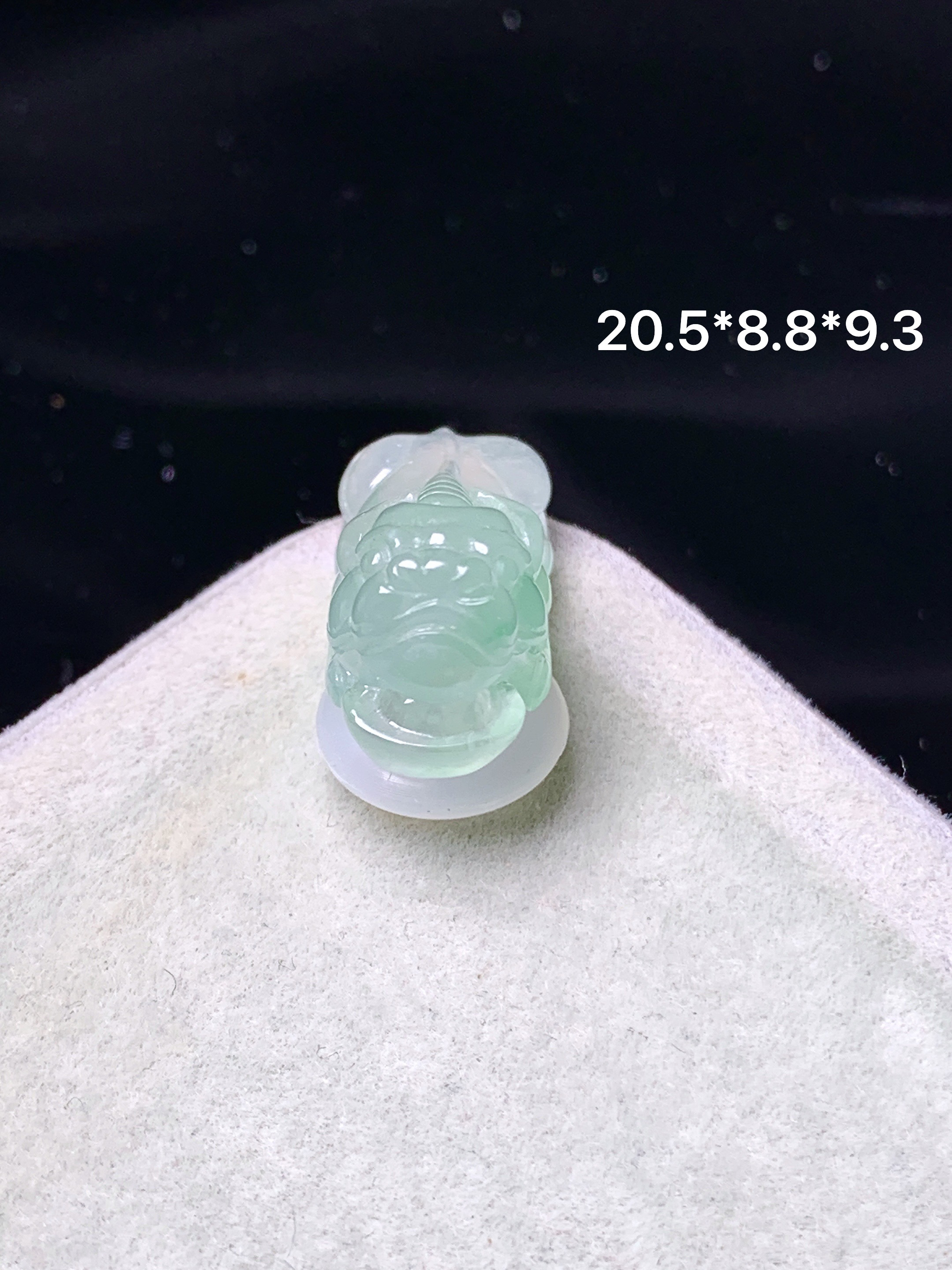 冰飘绿貔貅吊坠 玉质细腻 色泽艳丽清新 水润亮眼 整体尺寸20.5*8.8*9.3 v4