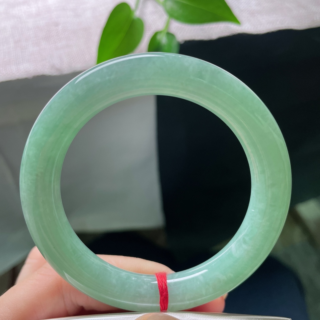 55/10.9，绿底圆条，无裂，玉料细腻，满色湖绿均匀铺开，色调柔和，自带治愈的清雅美感。ss59260a