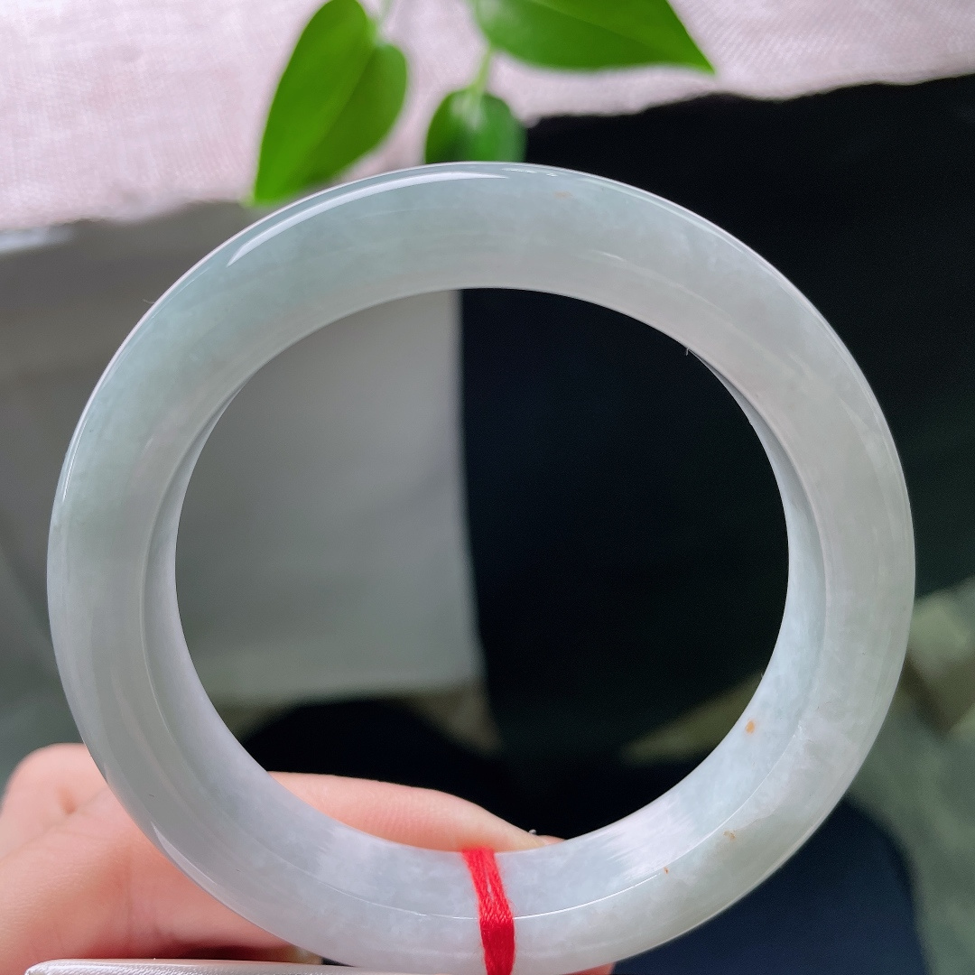 55.7/12/8.7，蓝底正圈，一点皮纹，洒金，种水温润柔和，晴底干净素雅，细微天然小点，是玉石原生印记。ss59473a