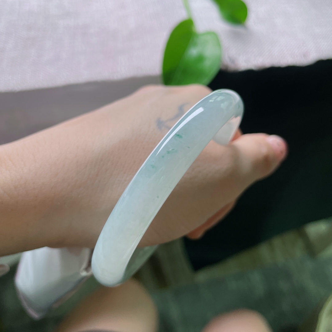 57.1/9.8，飘花圆条，缀数点清新绿飘花，简约清透灵气十足，皮纹，ss52508a
