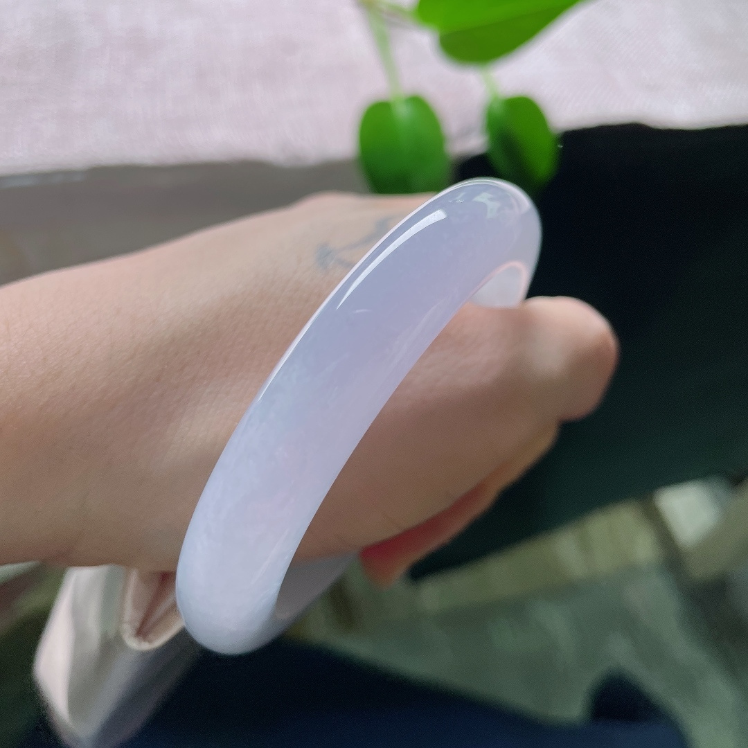55.5/11.1/8.8，冰紫正圈，棉线，玉质冰透干净，紫晕朦胧晕开，仿佛把天边薄紫晚霞戴在了手上。ss59377a