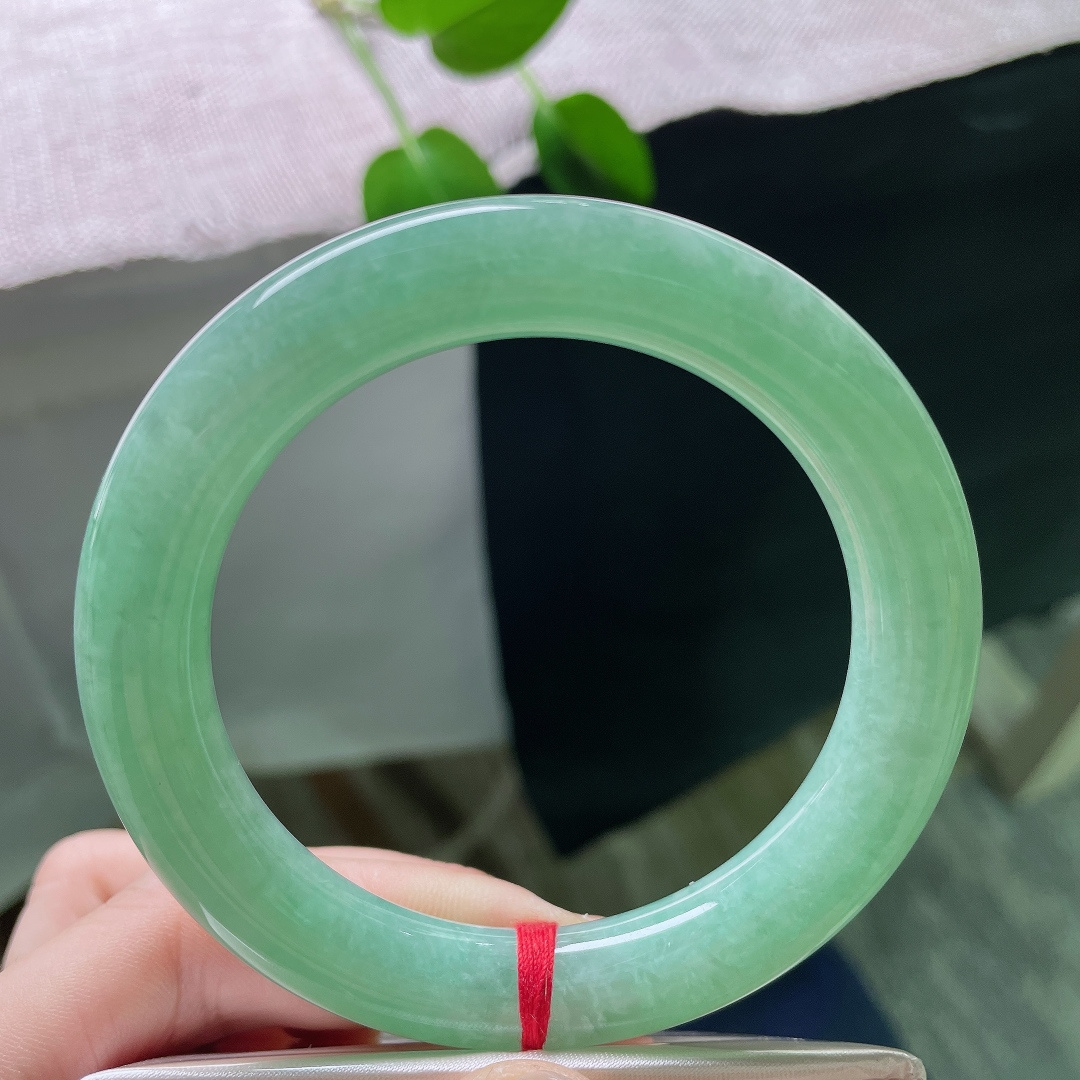 57.3/11，绿底圆条，无裂，镯身线条顺滑圆润，湖绿静谧舒缓，柔光流转，衬得肤色温润。ss5926