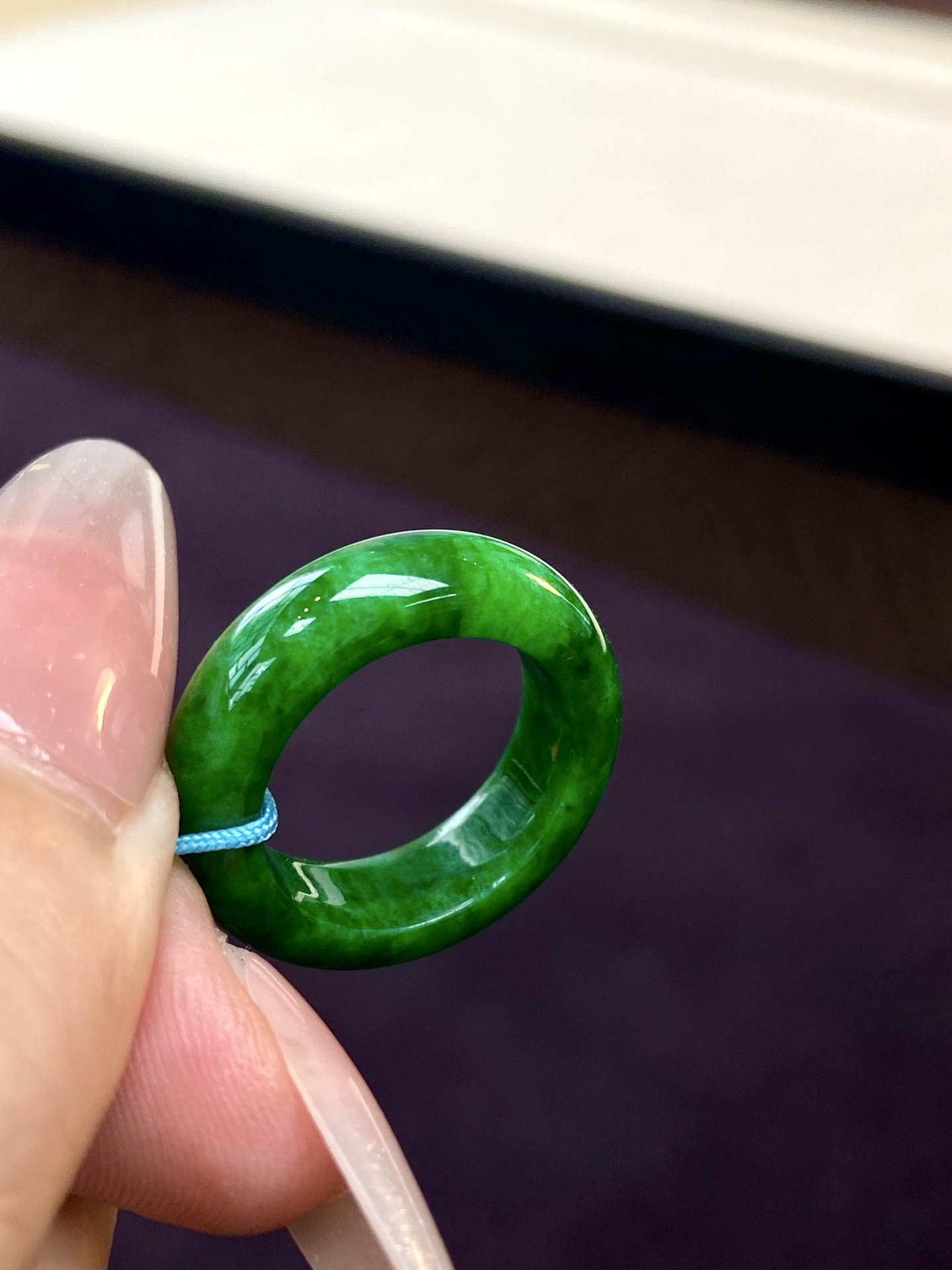 ️冰种辣绿指圈，又浓又辣 超爱的馥郁甚浓，简约中藏气场，裸石：6.4-4.1mm，圈口：11，无裂。