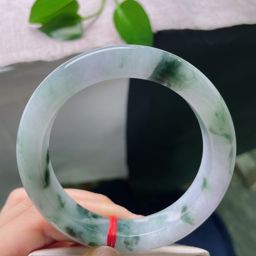 59/12.6/10.2，飘花正圈，一点皮纹，春带彩搭配写意飘花，紫绿相映成趣，质地细腻，佩戴尽显娴雅气质。ss59049a
