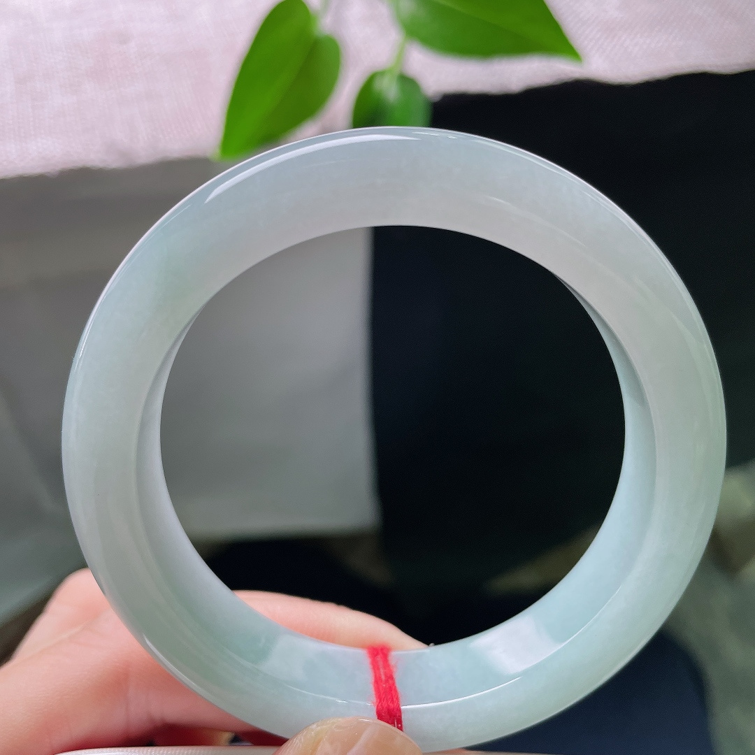 55.8/12.5/9.1，蓝底正圈，一点皮纹，底子细腻柔和，一抹浅晴铺满镯身，胶感淡淡，耐看而不浮夸。ss59509a