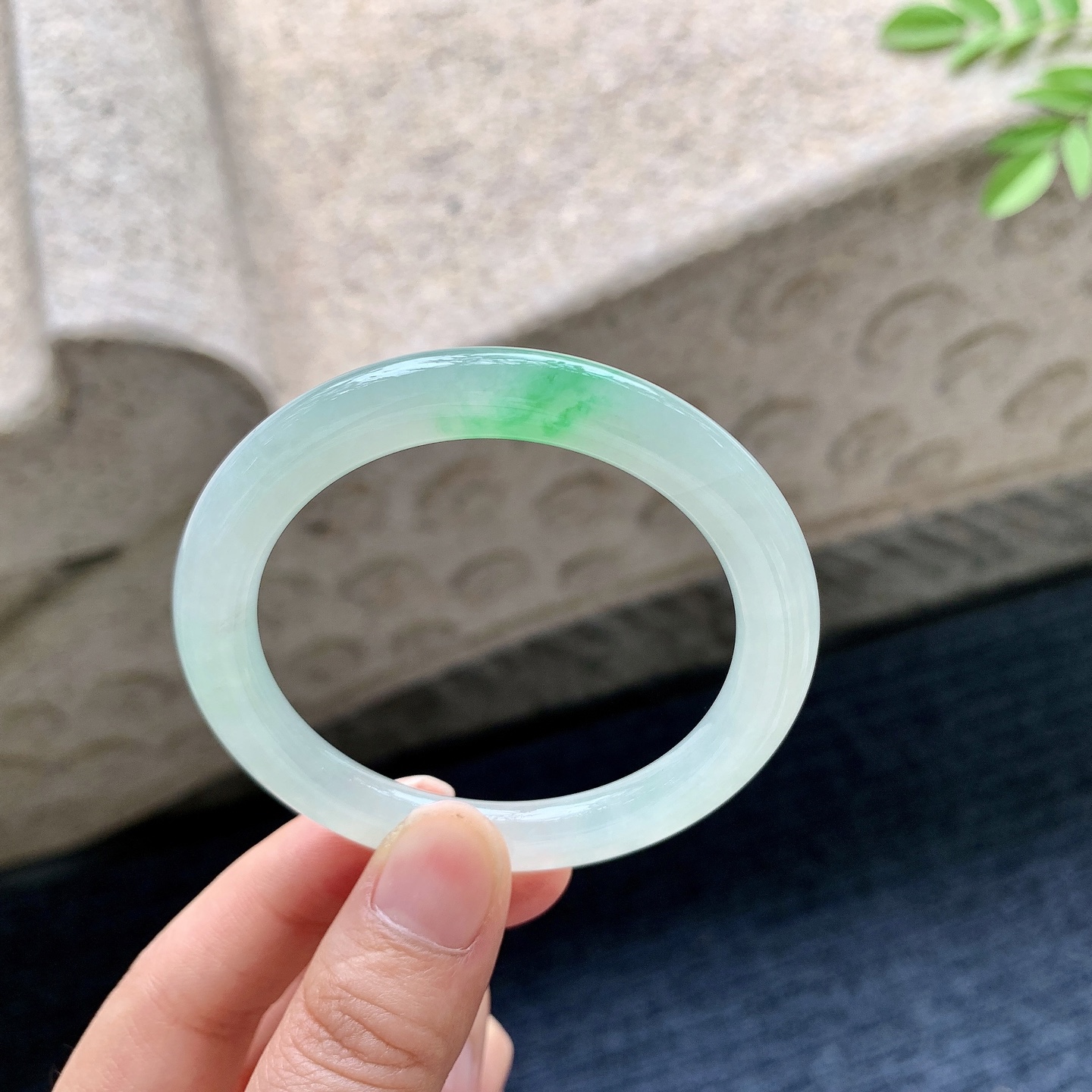 圆条48 49 圈口49.7/6.9/8.3 编码AF091983 糯冰飘绿，水润，种老，细腻，有纹线