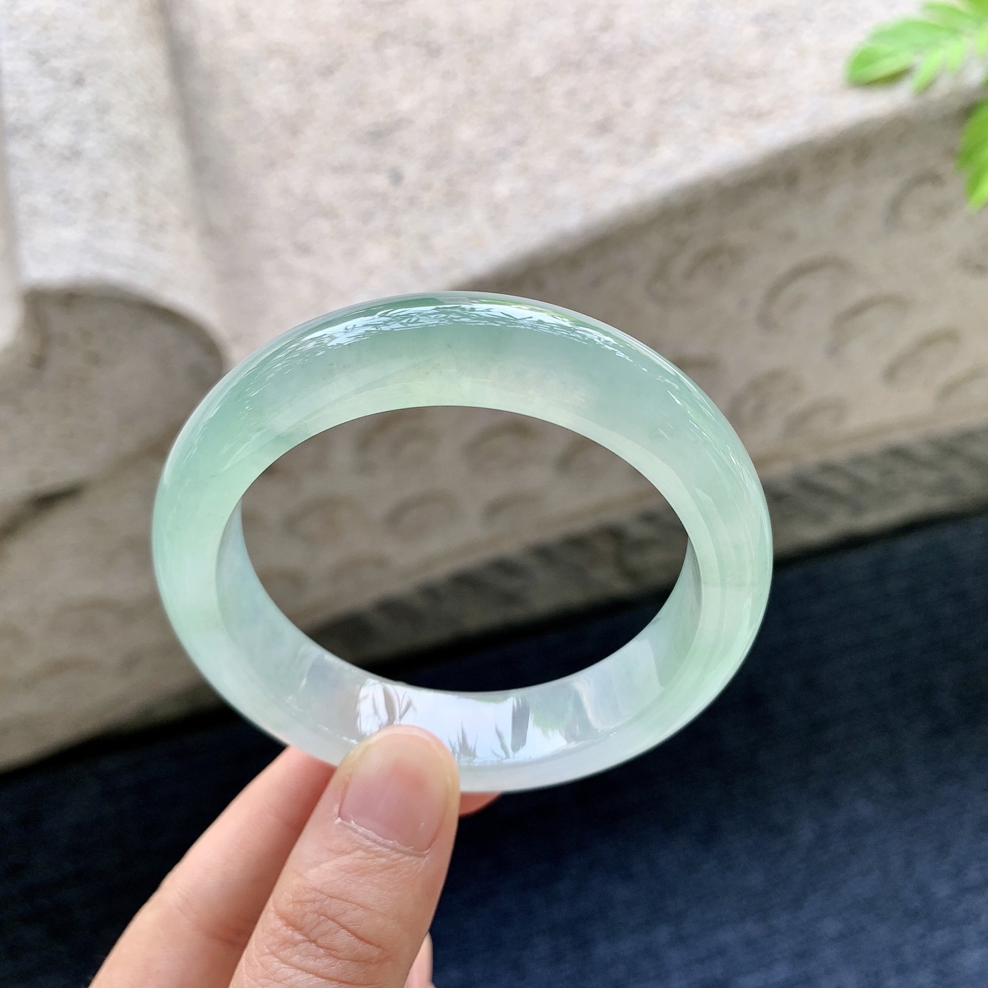 正圈53 54 圈口54.2/13.5/8.7 编码QX090638 冰飘绿，水润，种老，细腻，无裂