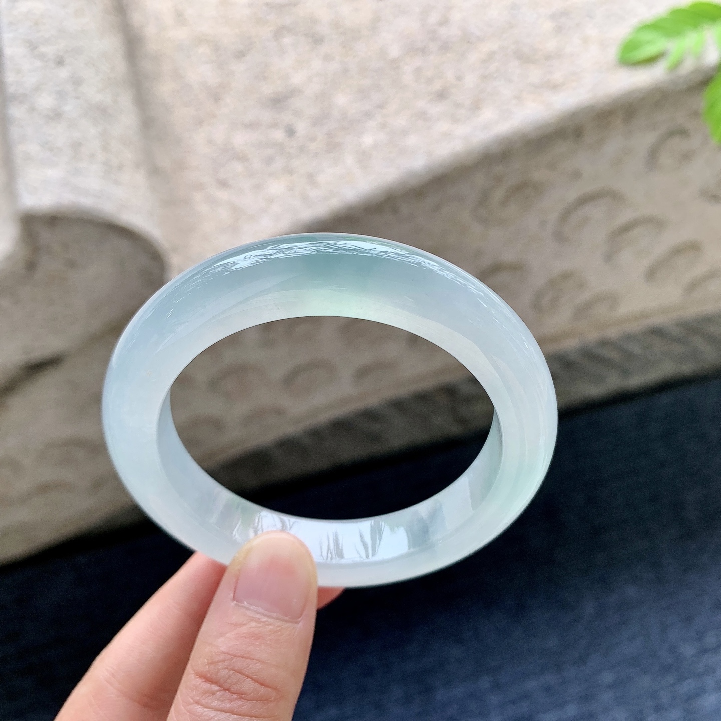 正圈53 54 圈口54.1/11.7/9.2 编码G9090632 冰糯飘绿，水润，种老，细腻，无裂