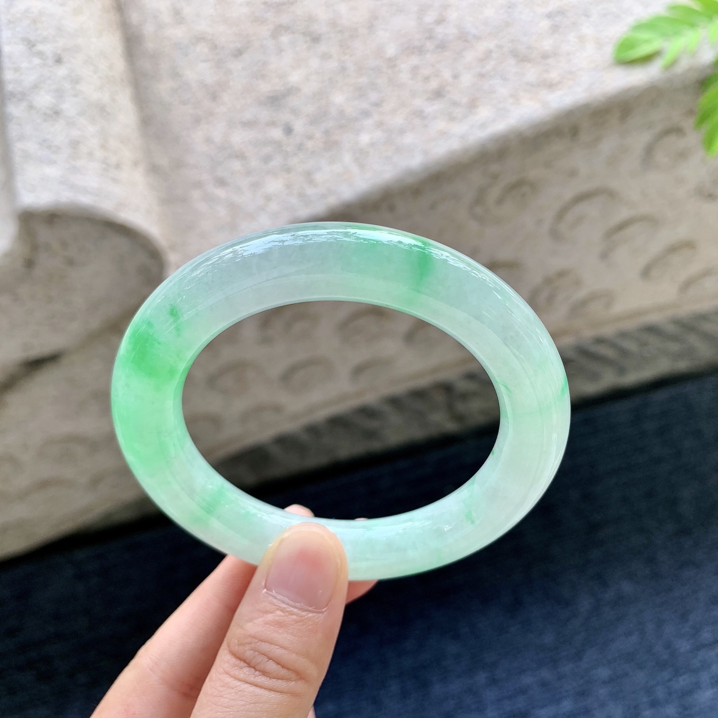 圆条53 54 圈口54.6/11.4/11.3 编码HJ090606 冰糯飘阳绿，水润，种老，细腻，无裂