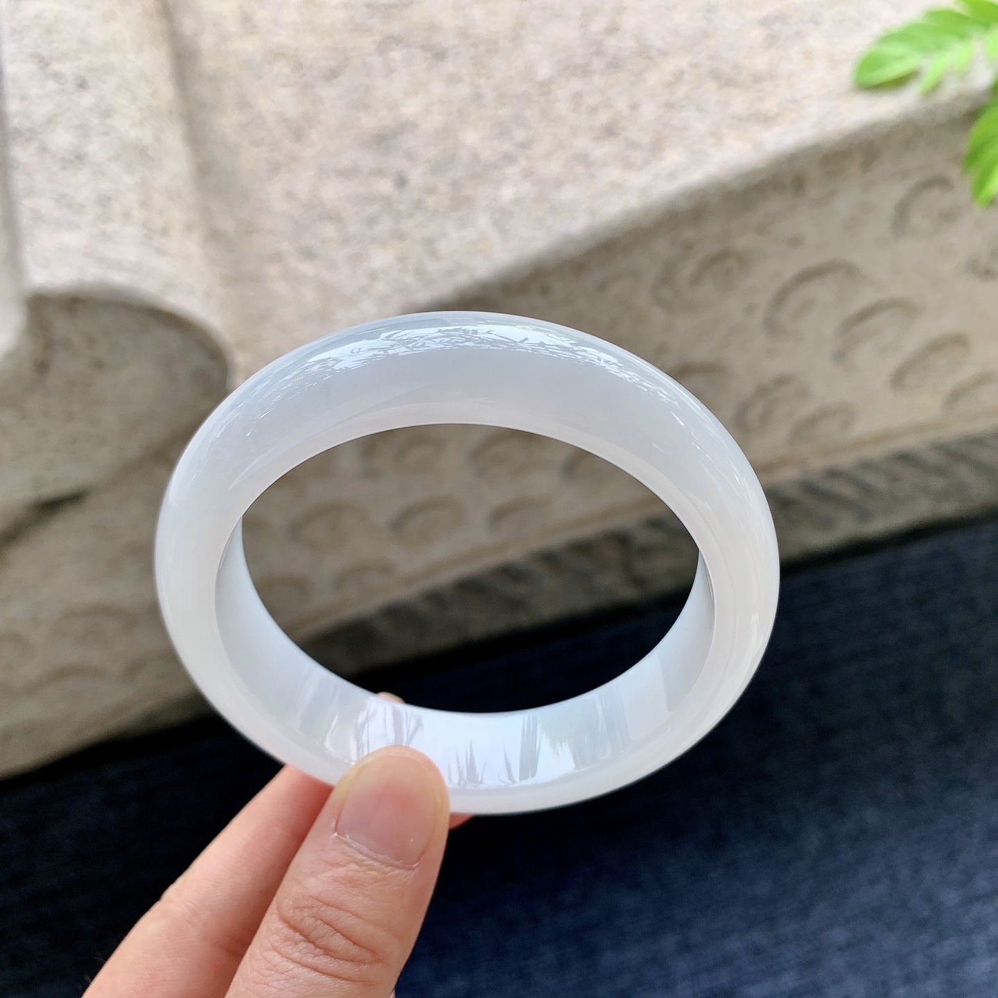 正圈59 60 圈口60.2/15.2/8.8 编码QX090641 细糯白底，水润，种老，细腻，无裂