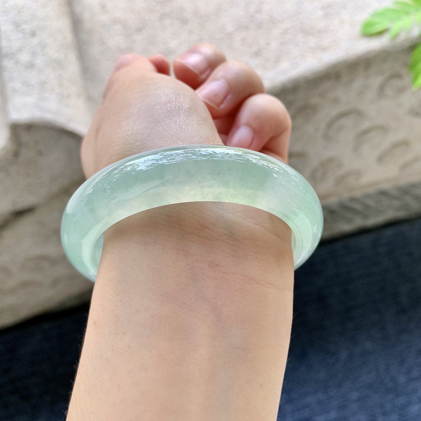 正圈53 54 圈口54.2/13.5/8.7 编码QX090638 冰飘绿，水润，种老，细腻，无裂