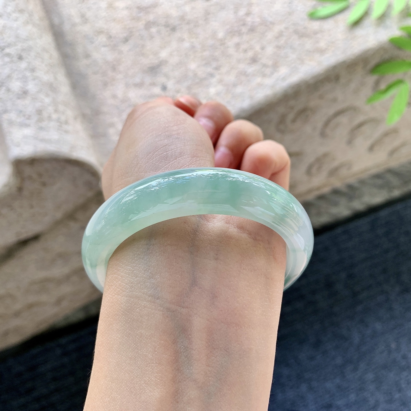 正圈53 54 圈口54.8/13.2/8.5 编码Q5090781 细糯飘绿，水润，种老，细腻，无裂