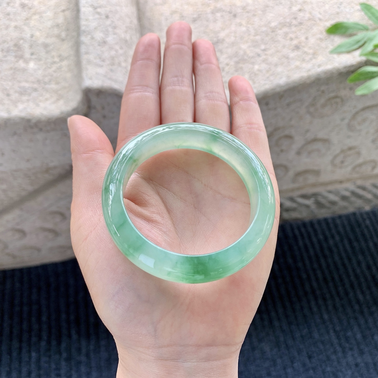 正圈50 51 圈口51/12.3/8.1 编码BA090756 冰糯飘绿，水润，种老，细腻，无裂