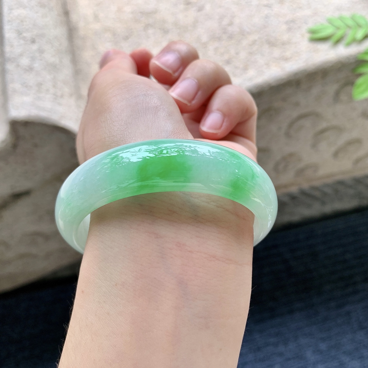 正圈55 56 圈口56.8/15.2/7.4 编码J1090826 冰糯飘绿，水润，种老，细腻，打灯有絮线
