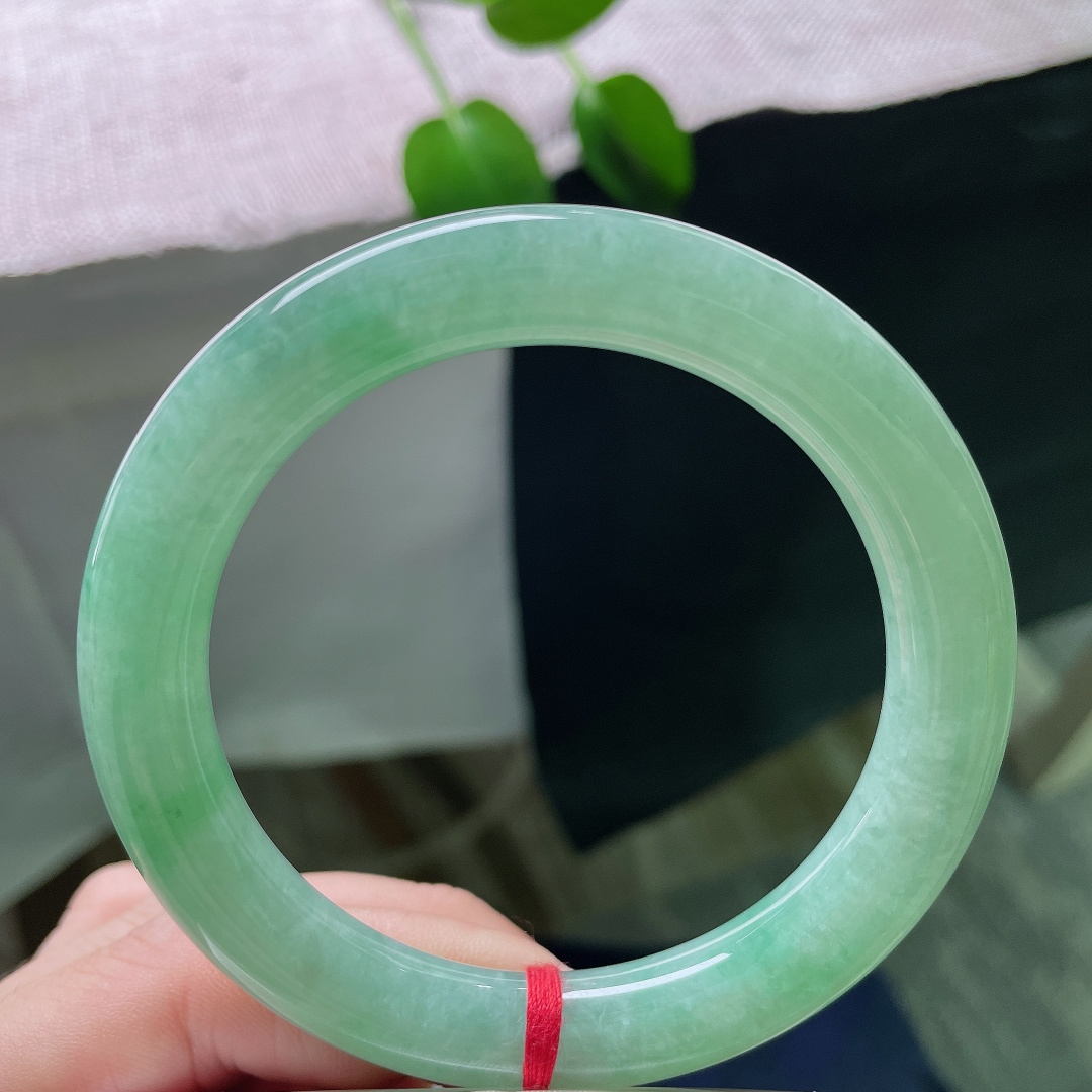 57.8/10.5，绿底圆条，无裂，湖水绿圆条福镯，满圈清润湖色，玉质细腻莹透，自带温婉如水气韵。ss59248a