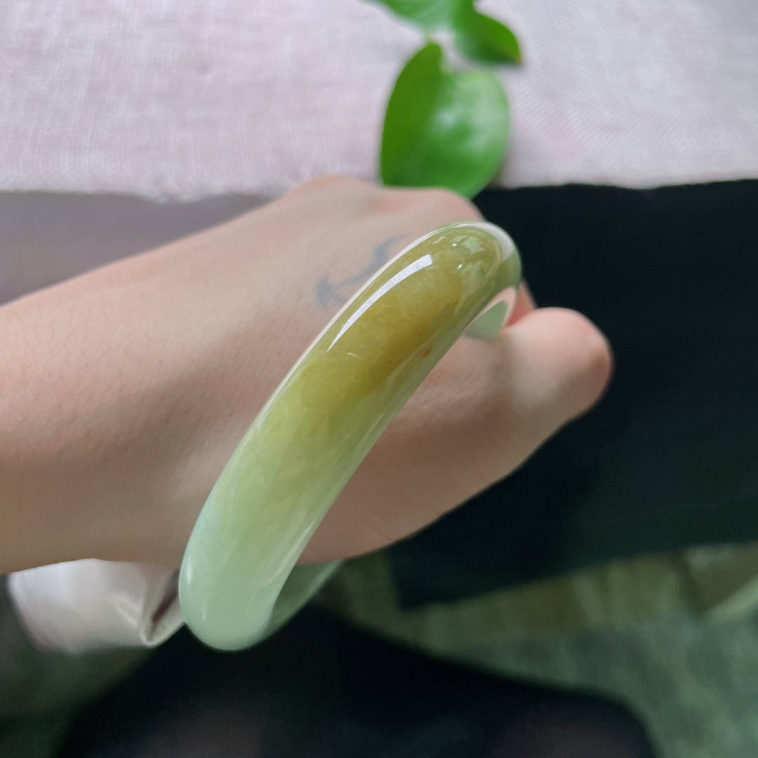 54.2/12.5/8.3，黄加绿正圈，一点皮纹，清润浅绿底色，流淌一抹暖黄，色调柔和雅致，素镯简约大气，日常佩戴温婉大方。ss57067a