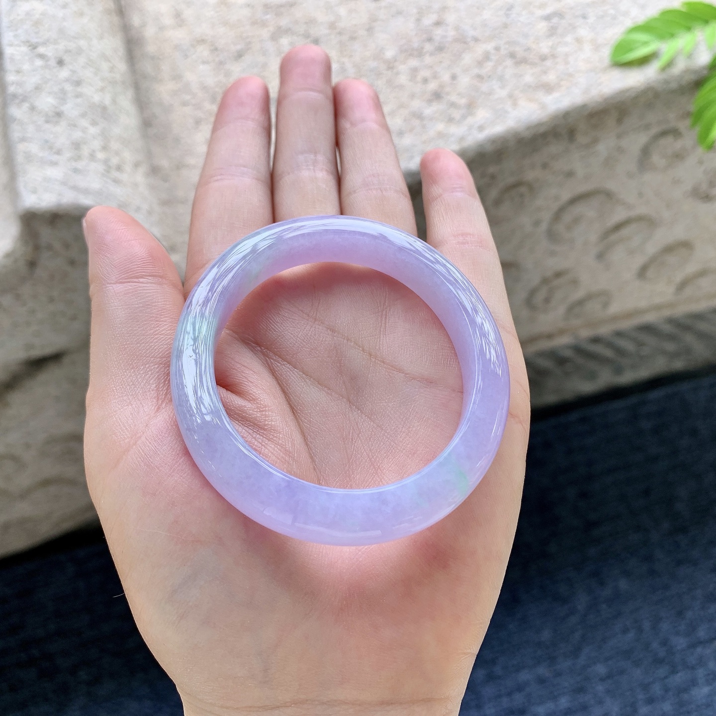贵妃52 53 圈口53.2/46.8/9/7.6 编码C11090608 艳紫飘绿，水润，种老，细腻，打灯有棉线