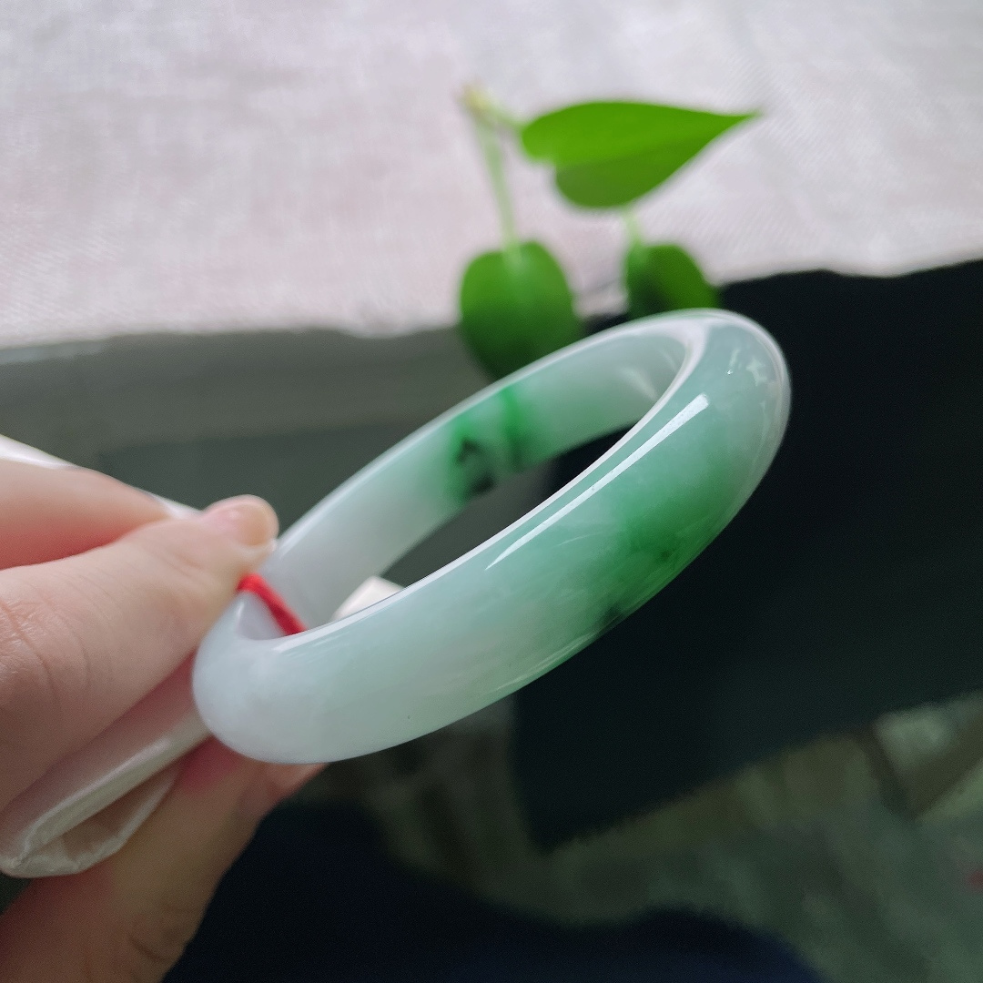 55.9/12/8.7，飘绿正圈，无裂，冰底柔和起光，辣绿鲜亮夺目，翠色聚散有致，温婉中藏着热烈风情。ss59317a