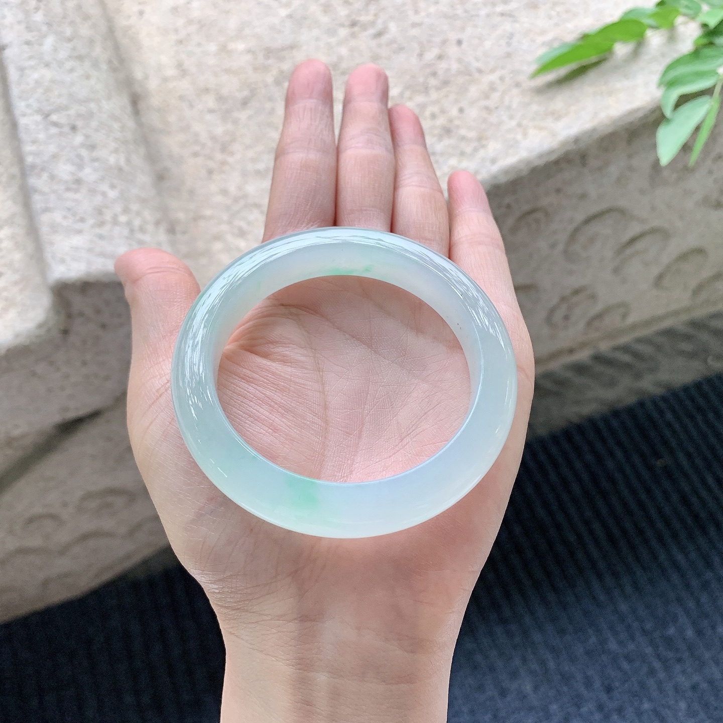 正圈54 55 圈口54.1/11/9 编码A1090619 糯冰飘绿，水润，种老，细腻，无裂