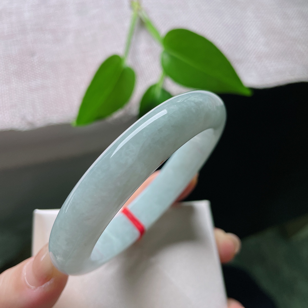 55.7/12/8.7，蓝底正圈，一点皮纹，洒金，种水温润柔和，晴底干净素雅，细微天然小点，是玉石原生印记。ss59473a