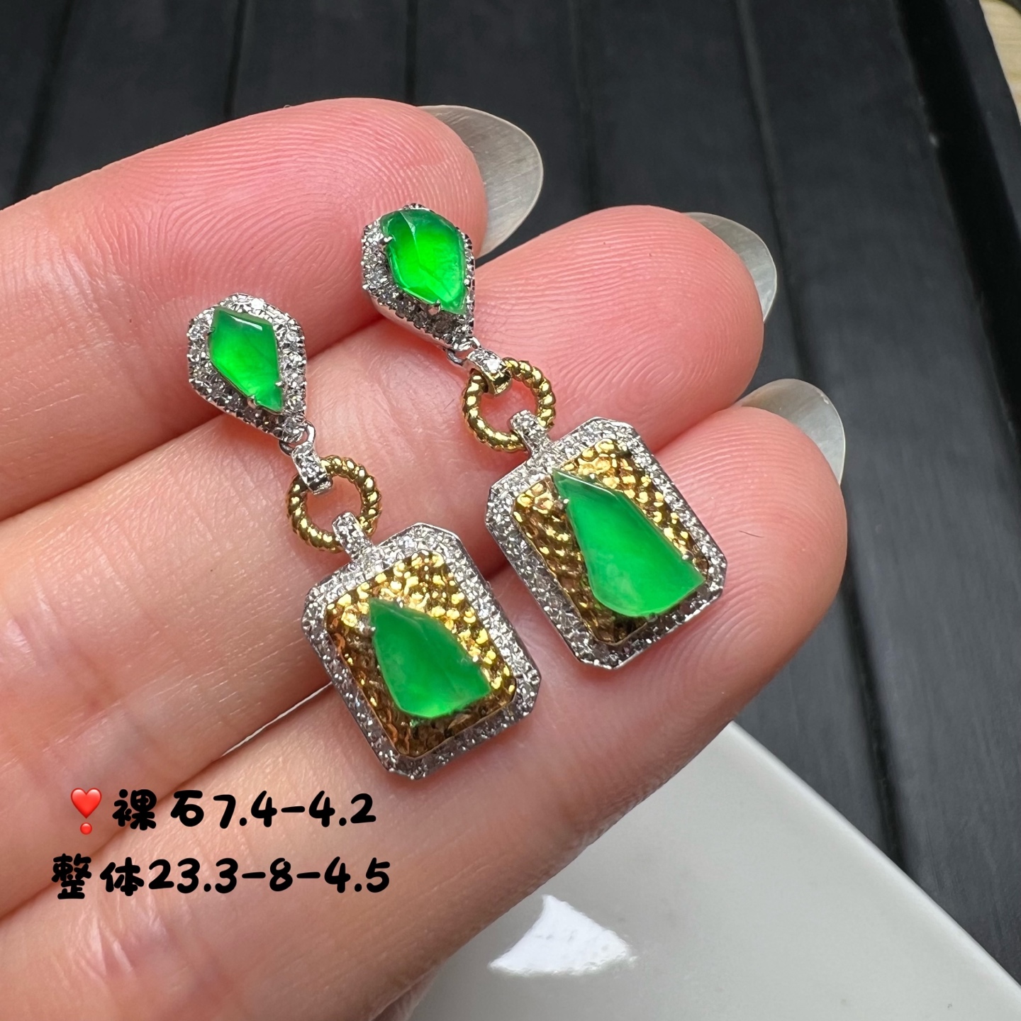️18k金钻石镶嵌冰种玻璃荧光阳绿翡翠随形设计款耳坠耳钉天然缅甸A货，7.4-4.2