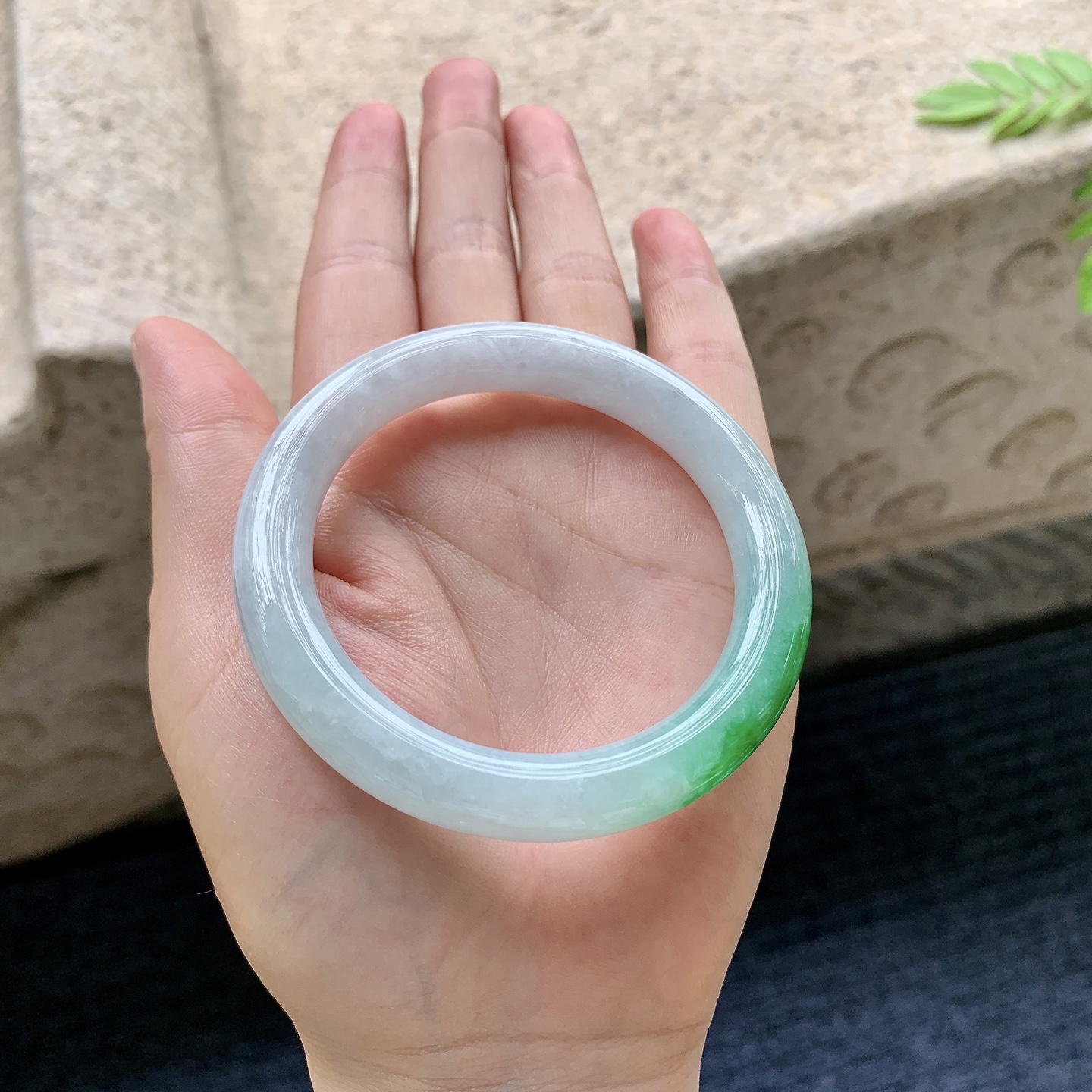 圆条52 53 圈口53/9.6/9.4 编码WW090830 糯冰飘绿，水润，种老，细腻，打灯有纹线