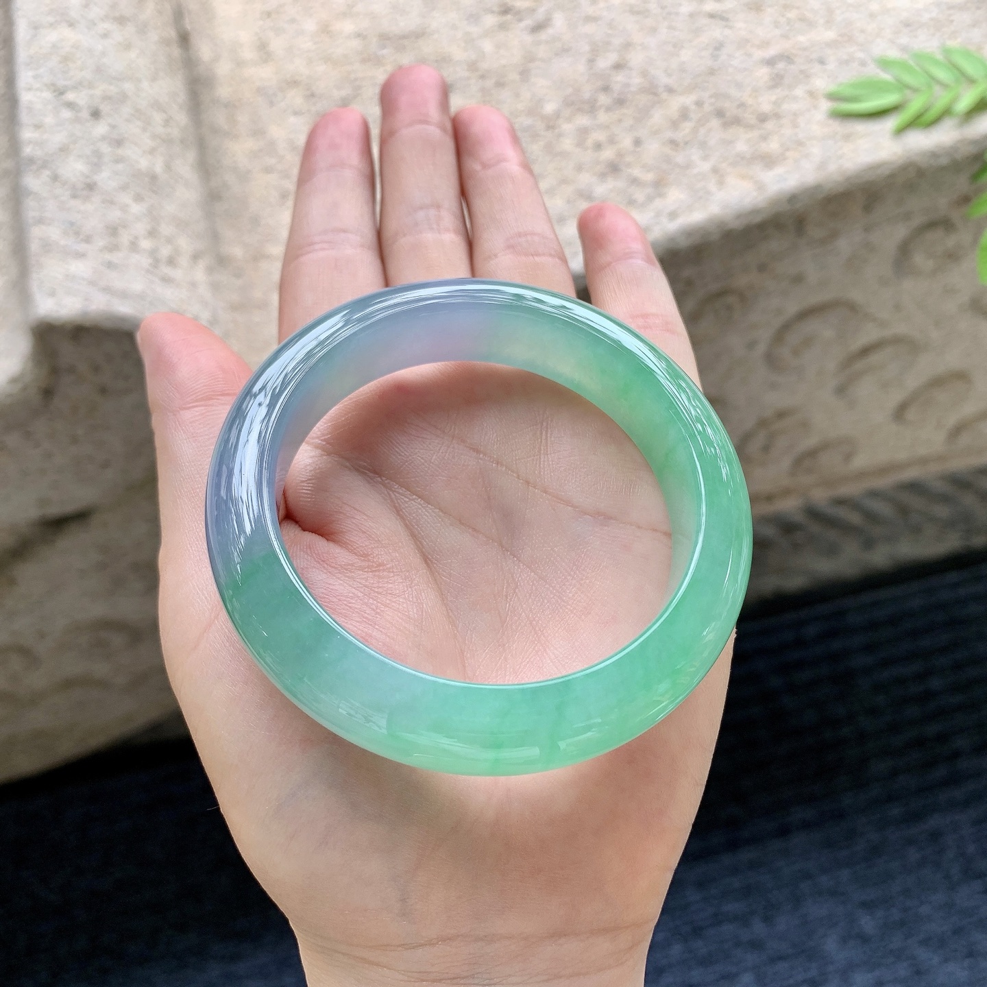 正圈55 56 圈口55.8/14/9.1 编码H3090824 糯冰椿彩，水润，种老，细腻，打灯有棉线