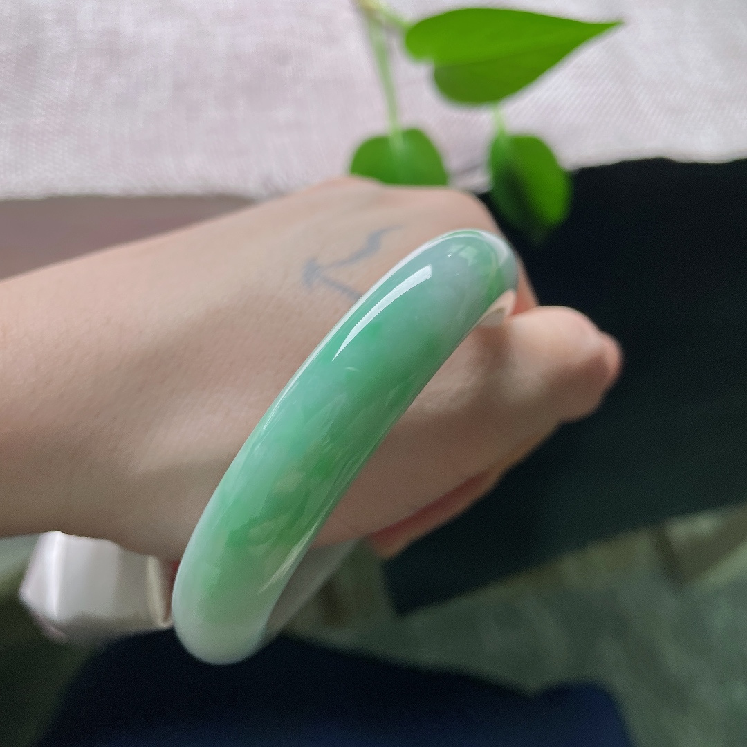 53.9/12.1/8.4，飘绿正圈，无裂，棉团，玉质细腻通透，数抹辣绿肆意晕染于镯身，色彩鲜亮，一眼便觉惊艳夺目。ss59323a