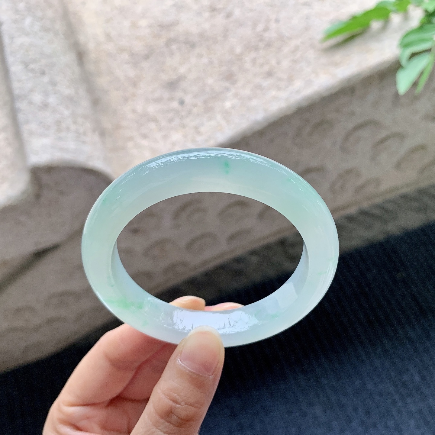正圈54 55 圈口54.1/11/9 编码A1090619 糯冰飘绿，水润，种老，细腻，无裂