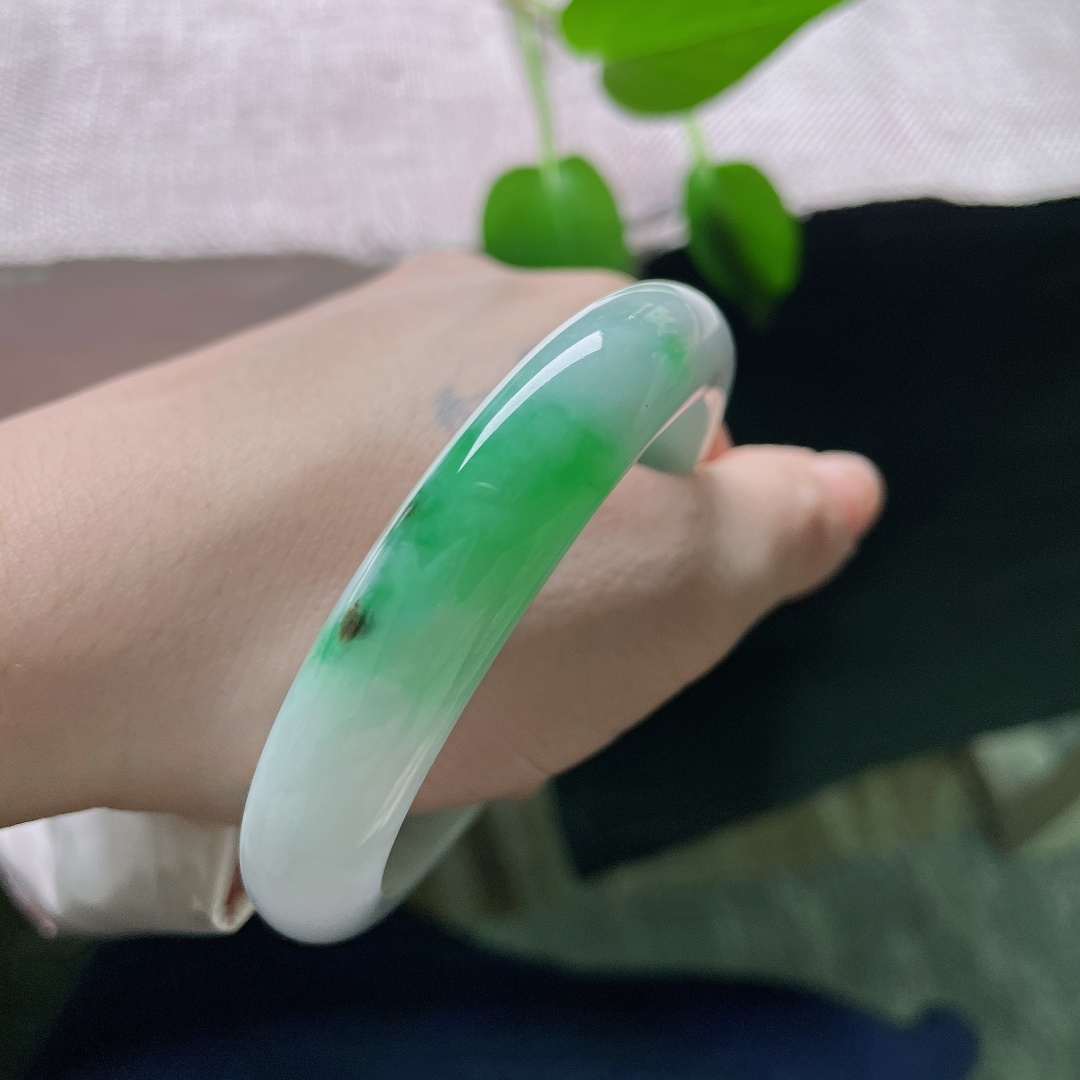 55.7/12/8.5，飘绿正圈，一点皮纹，冰润白底飘辣绿平安镯，浓艳翠色灵动洒落，种水莹透，明艳动人自带气韵。ss59316a