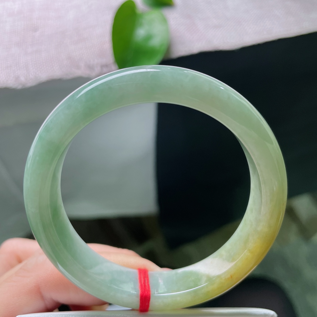 54.2/12.5/8.3，黄加绿正圈，一点皮纹，清润浅绿底色，流淌一抹暖黄，色调柔和雅致，素镯简约
