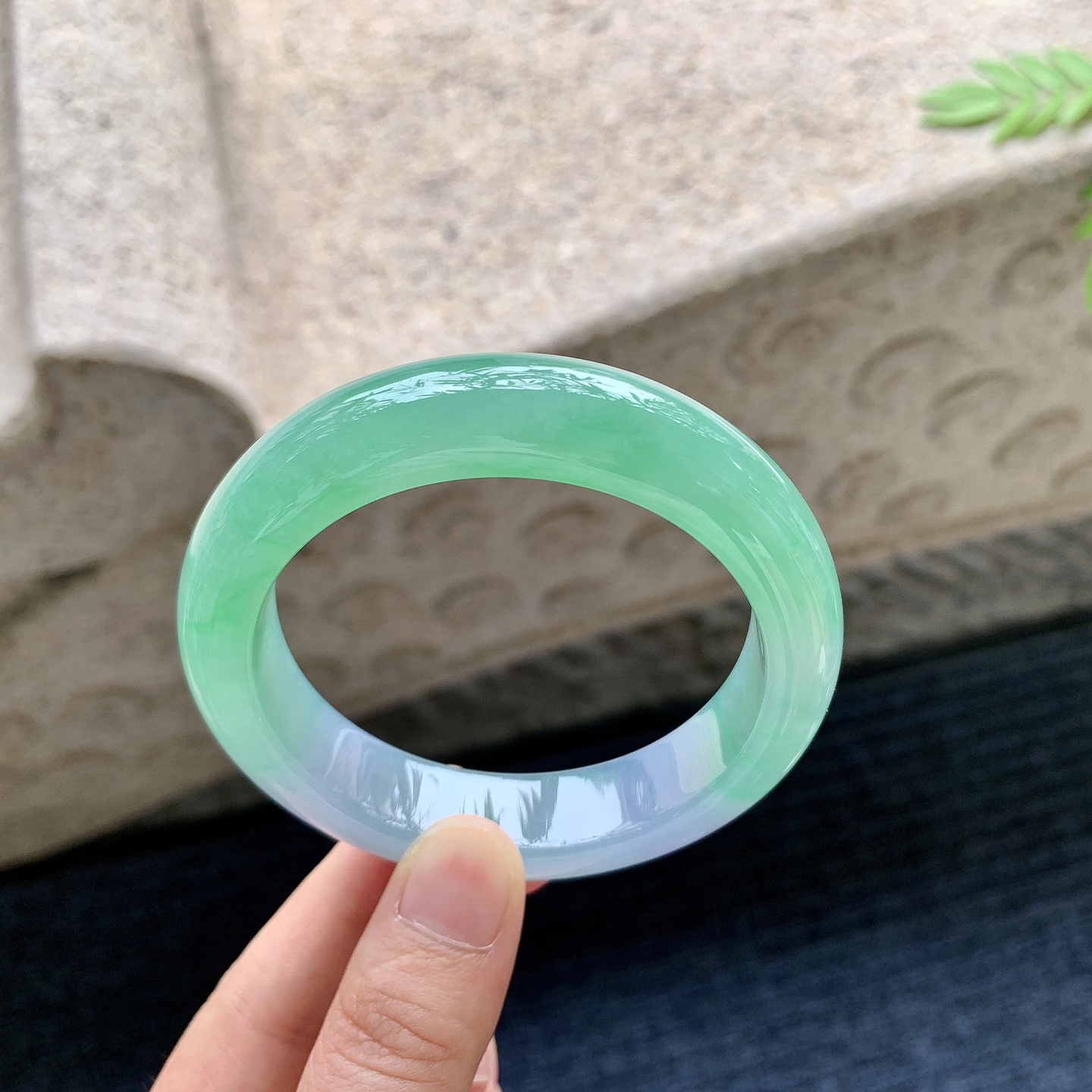 正圈55 56 圈口55.8/14/9.1 编码H3090824 糯冰椿彩，水润，种老，细腻，打灯有棉线