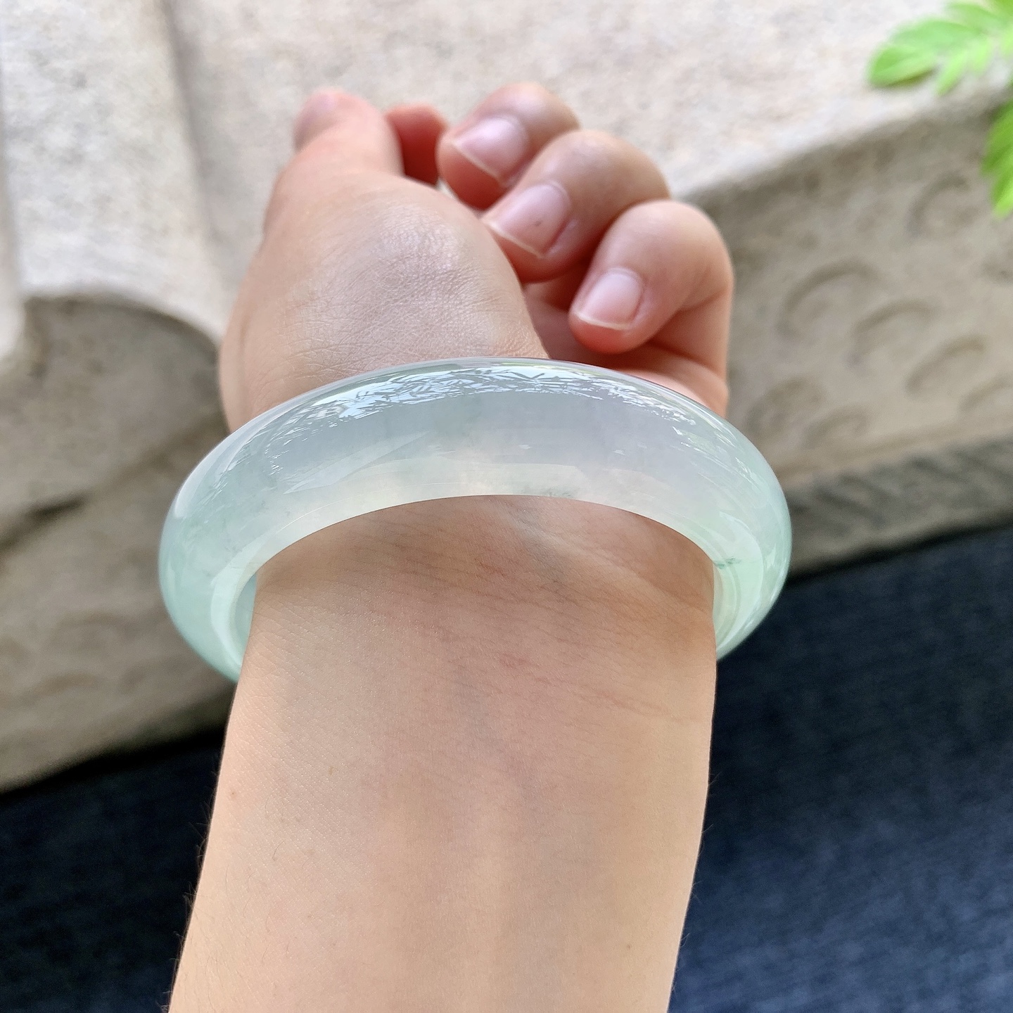 正圈53 54 圈口54.2/13.5/8.7 编码QX090638 冰飘绿，水润，种老，细腻，无裂