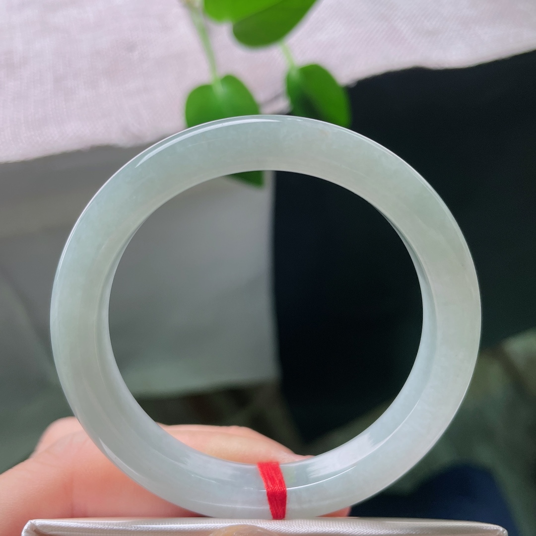 50.7/9.1/7.7，蓝底正圈，一点皮纹，洒金，一抹淡晴铺满镯身，质地细腻莹润，天然玉料保留原生细微印记。ss59474a