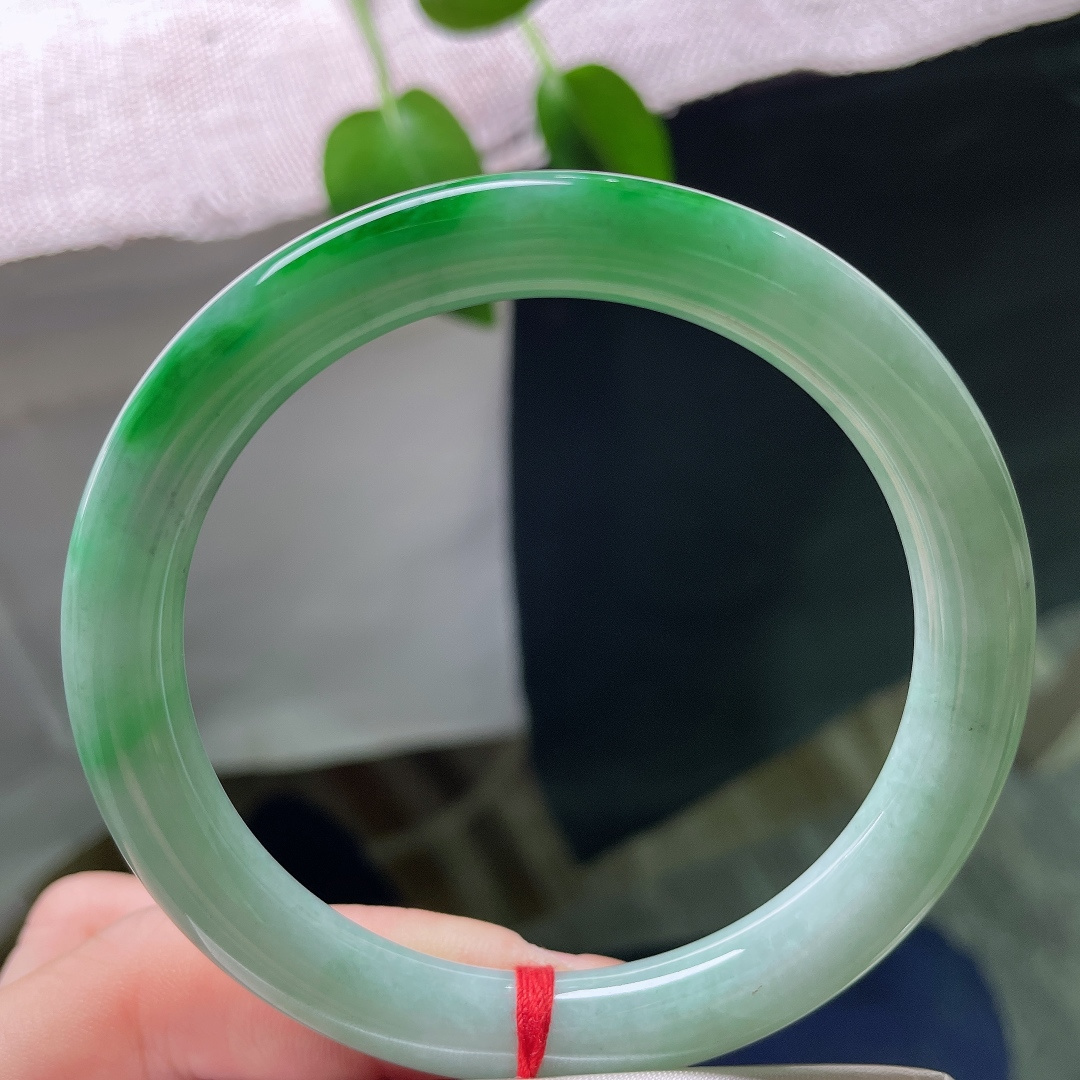 59.6/8.9，飘辣绿圆条，一点皮纹，底色清新温润，一抹艳绿落于镯身，灵动鲜活，尽显雅致风情。ss