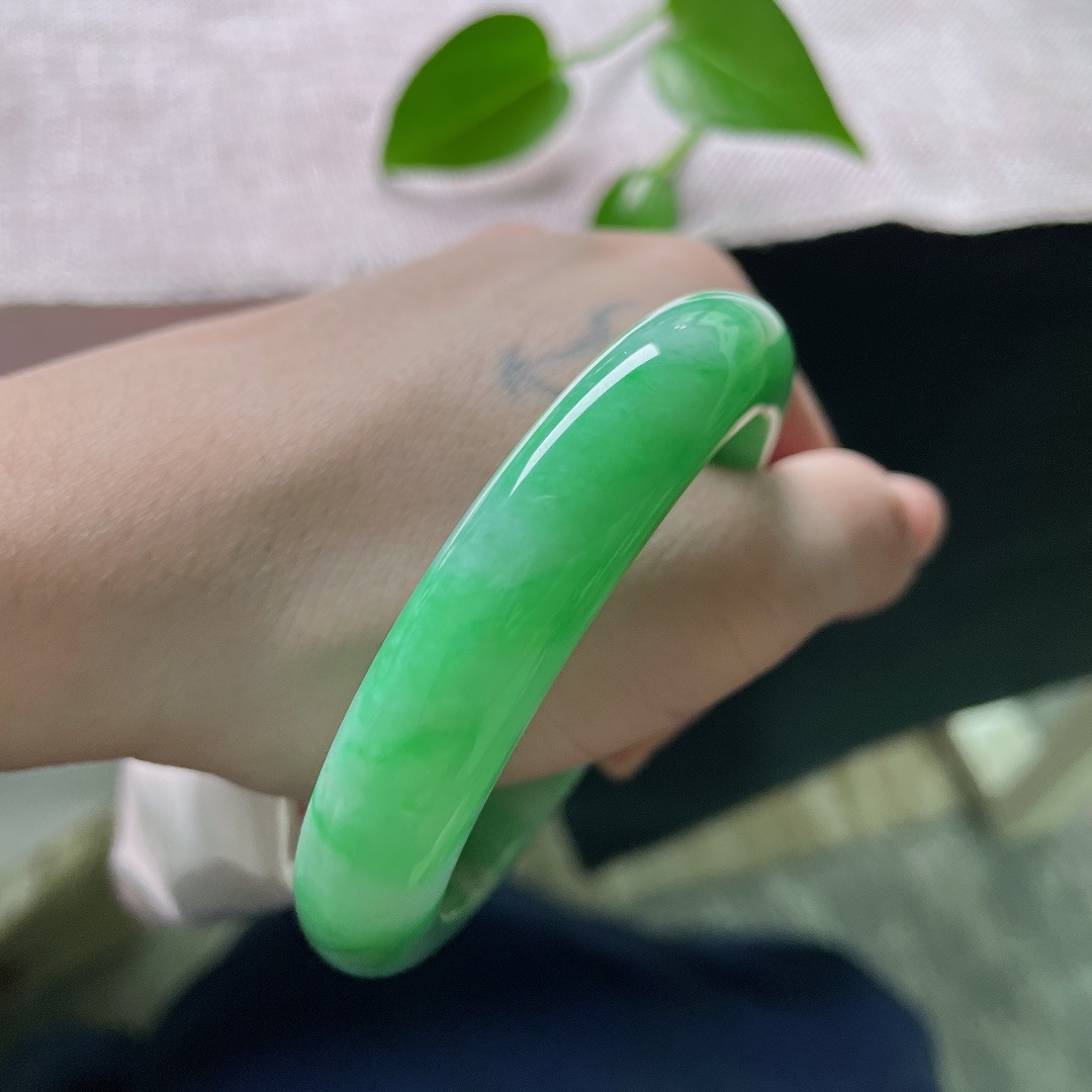 54.4/11.9/9.1，满绿正圈，颜色鲜艳夺目，光彩照人，水润，细腻，皮纹，ss59366a