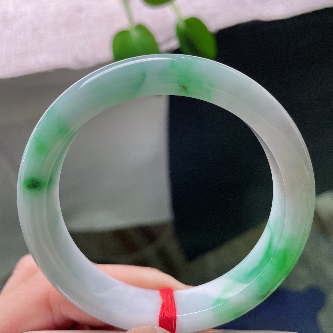 55.7/12/8.5，飘绿正圈，一点皮纹，冰润白底飘辣绿平安镯，浓艳翠色灵动洒落，种水莹透，明艳动人自带气韵。ss59316a