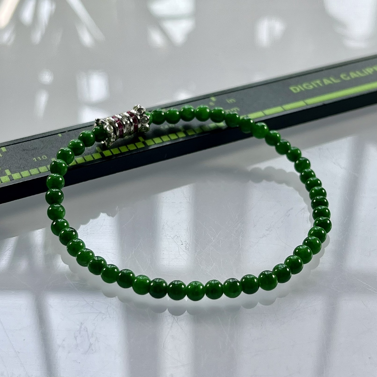 缅甸天然翡翠A货，卡3.6冰润满绿辣绿圆珠手串手链，尺寸：3.6mm/47颗，重量：5.00g