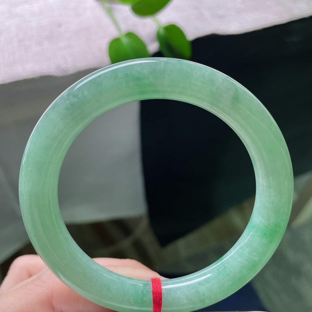 57.8/10.5，绿底圆条，无裂，湖水绿圆条福镯，满圈清润湖色，玉质细腻莹透，自带温婉如水气韵。ss59248a
