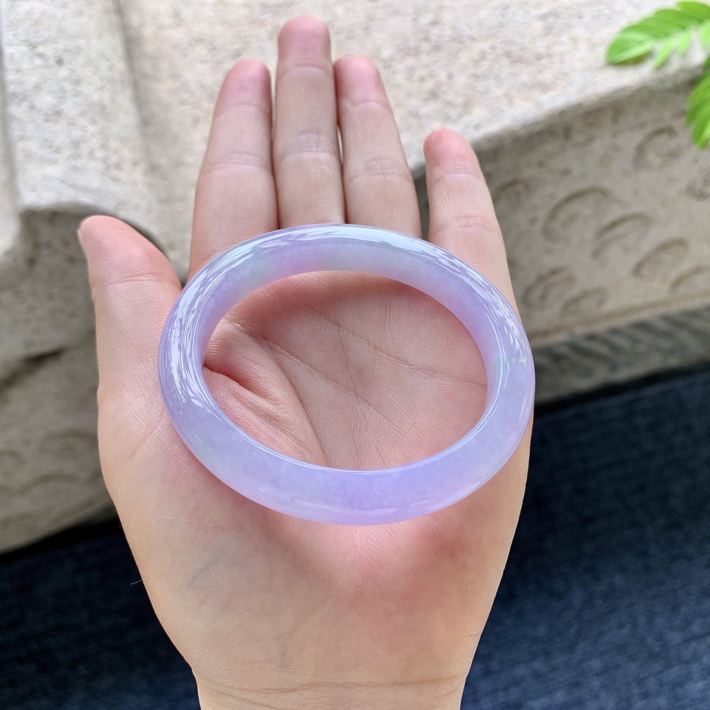 贵妃52 53 圈口53.2/46.8/9/7.6 编码C11090608 艳紫飘绿，水润，种老，细腻，打灯有棉线