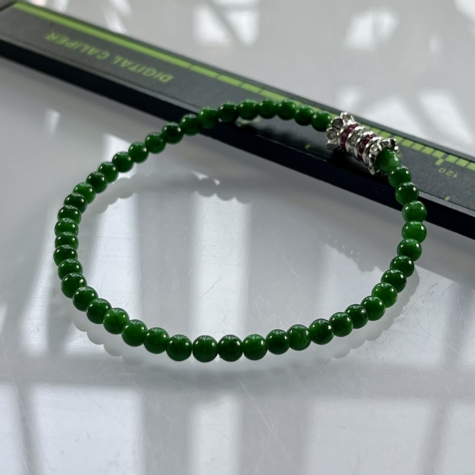 缅甸天然翡翠A货，卡3.6冰润满绿辣绿圆珠手串手链，尺寸：3.6mm/47颗，重量：5.00g