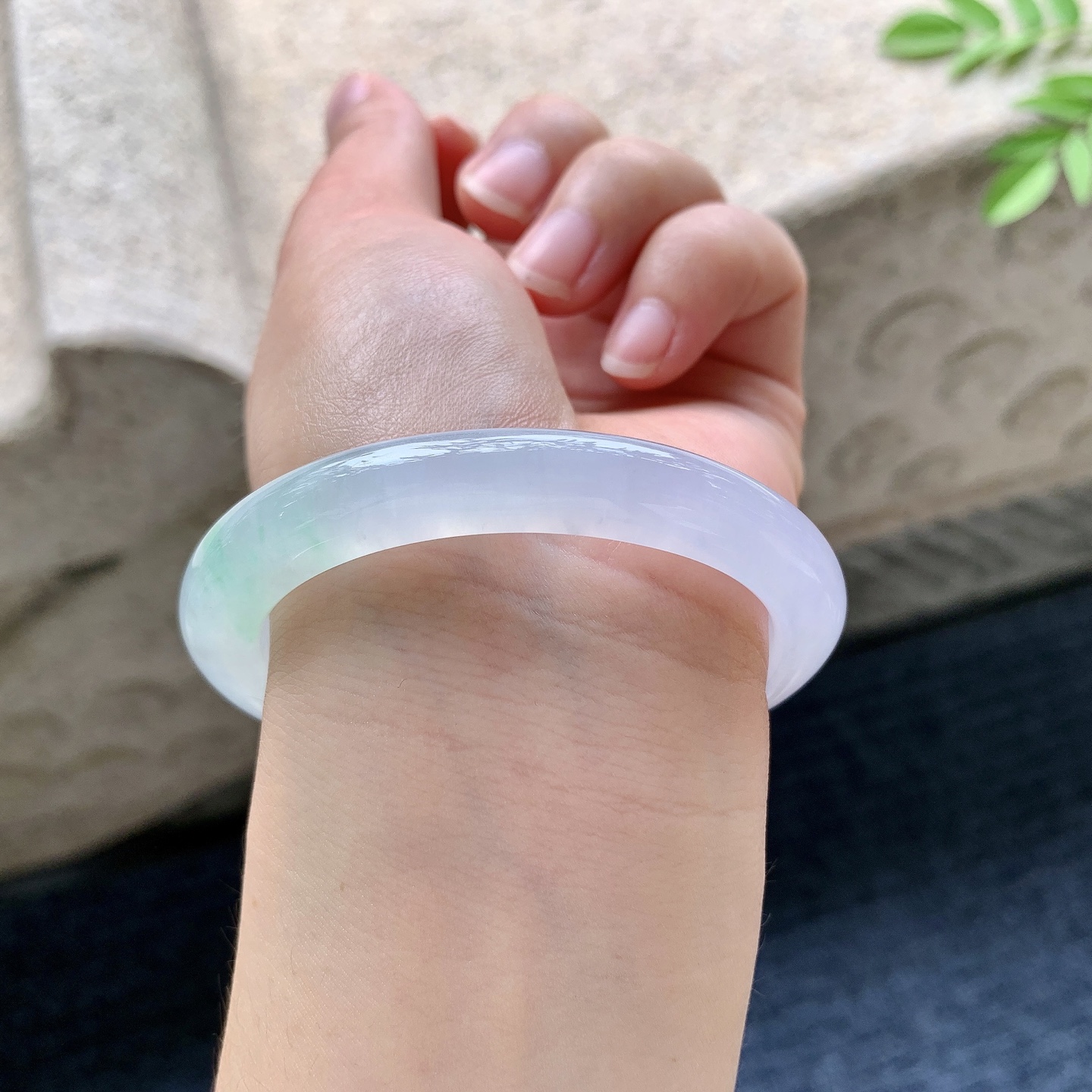 贵妃53 54 圈口54/47/8/8 编码G7091931 冰糯春带彩，水润，种老，细腻，打灯有絮线