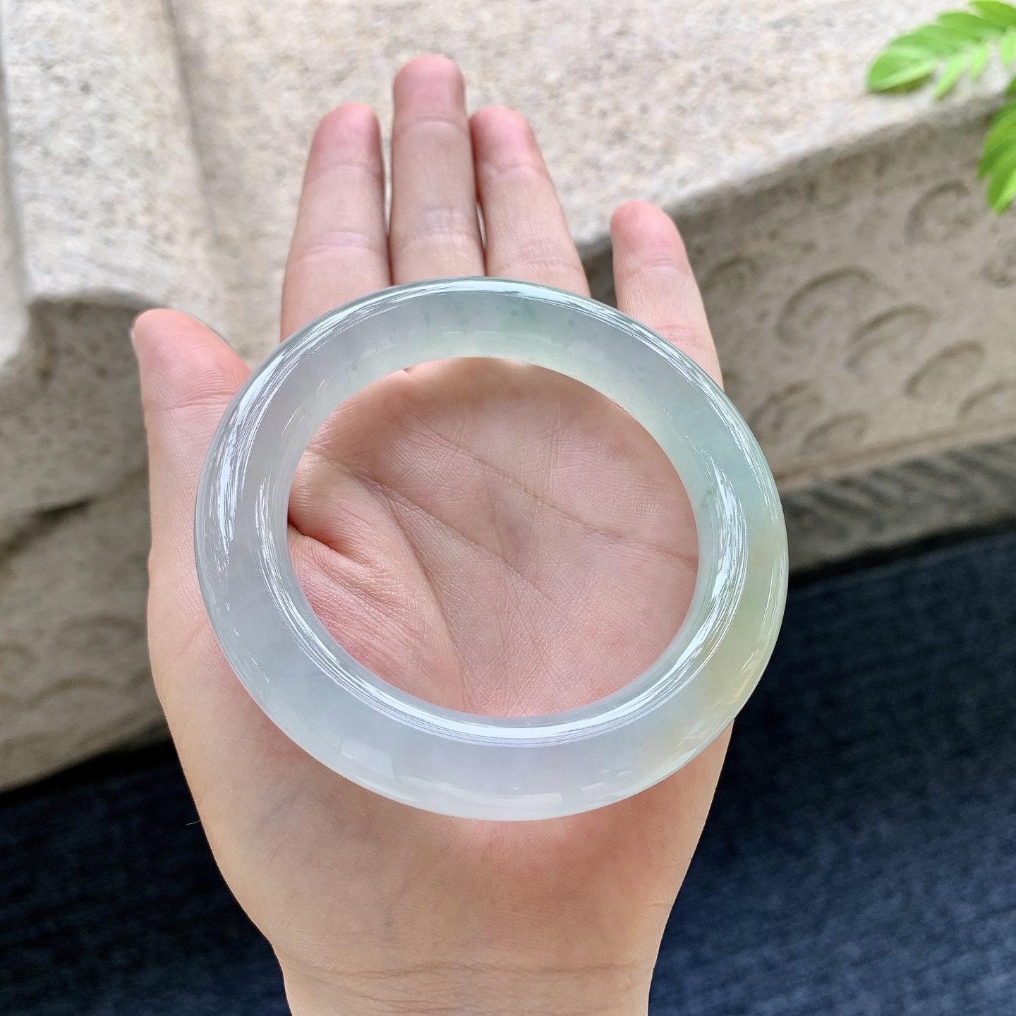 圆条54 55 圈口55.6/11.5/11.6 编码G6090360 冰晴底飘黄翡，清透，水润，种老，细腻，无裂