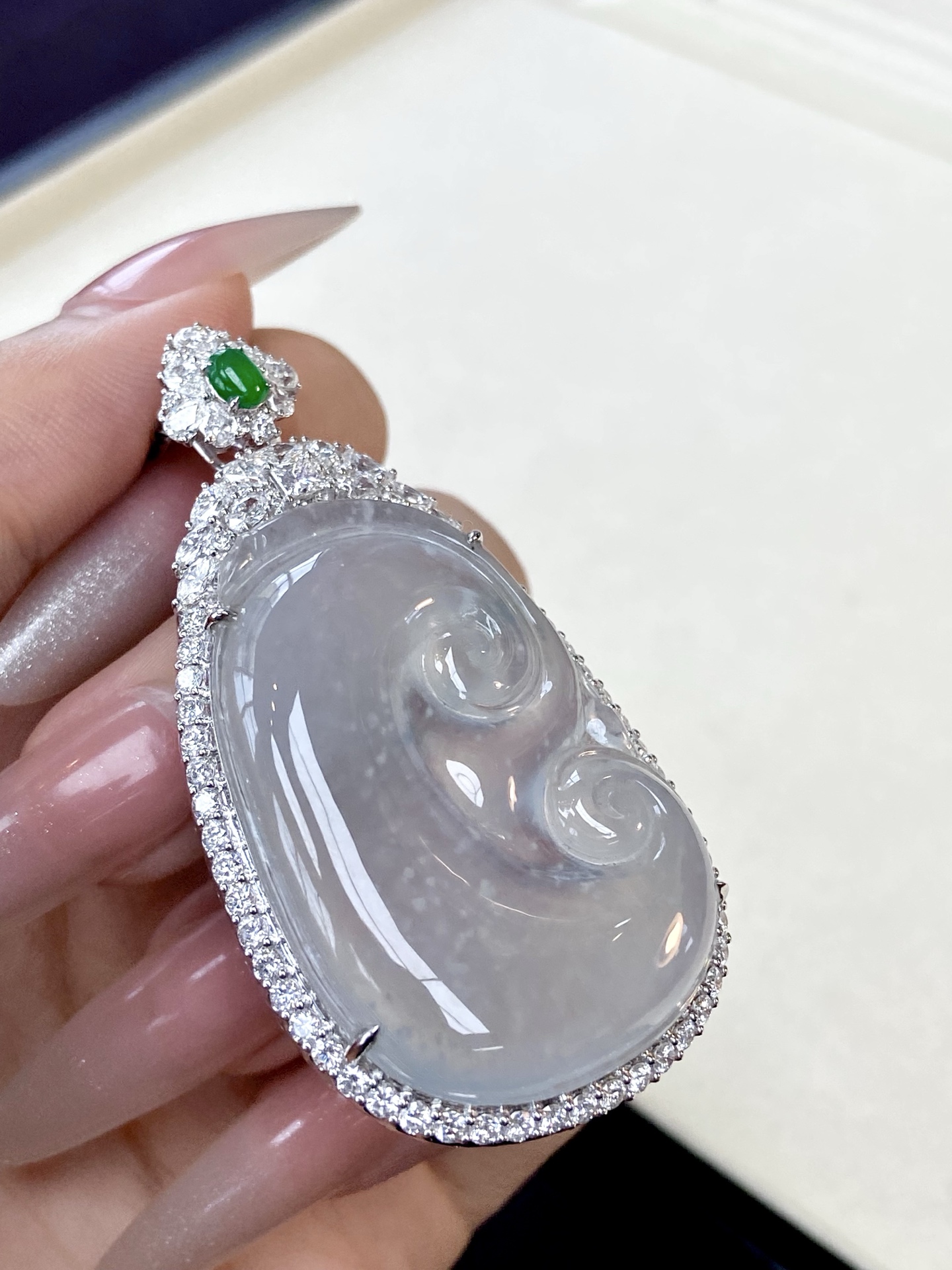 ️ 冰种如意吊坠，温润且贵气，藏在光里的永恒感，起胶感，寓意极好岁岁长安宁，事事皆顺意：57.8-30.6-10.8，裸石：39.8-27-5.6mm，无裂。