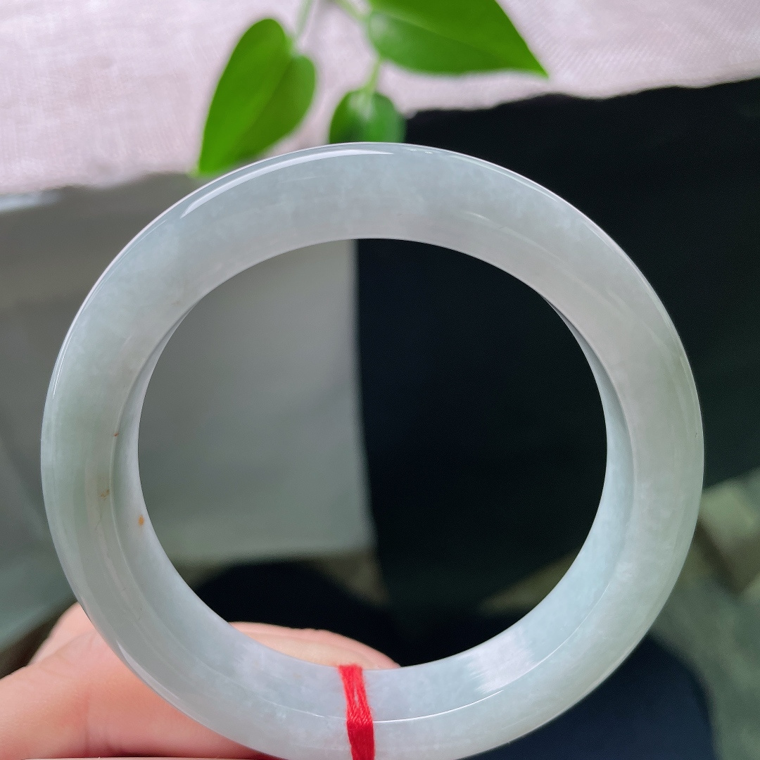 55.7/12/8.7，蓝底正圈，一点皮纹，洒金，种水温润柔和，晴底干净素雅，细微天然小点，是玉石原生印记。ss59473a