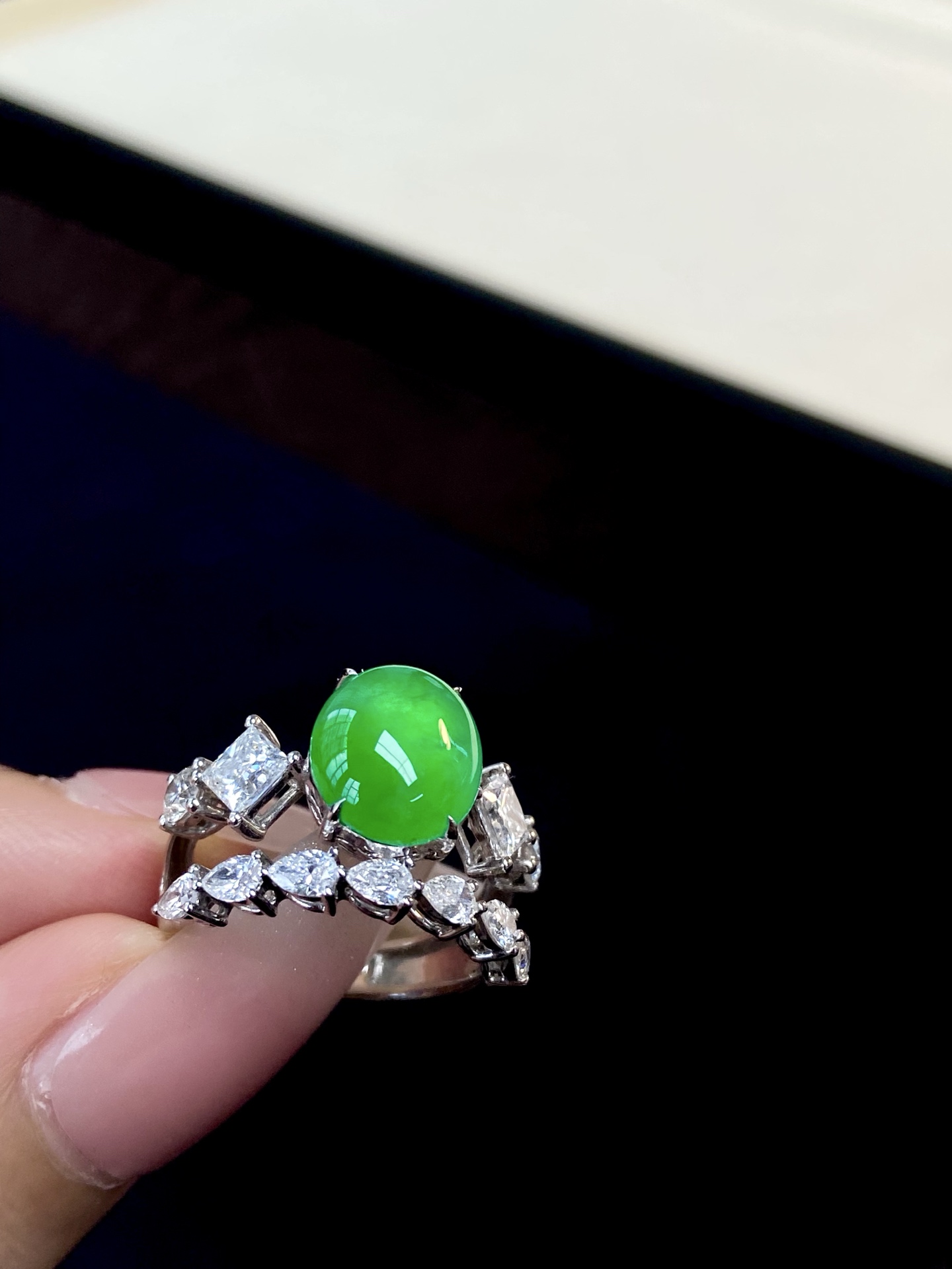 ️冰种阳绿蛋面戒指，翠色清透莹润，一眼抓人眼球，戴在指尖 是藏不住的精致与优雅：13-7.9，裸石：10.5-9-3.8mm。