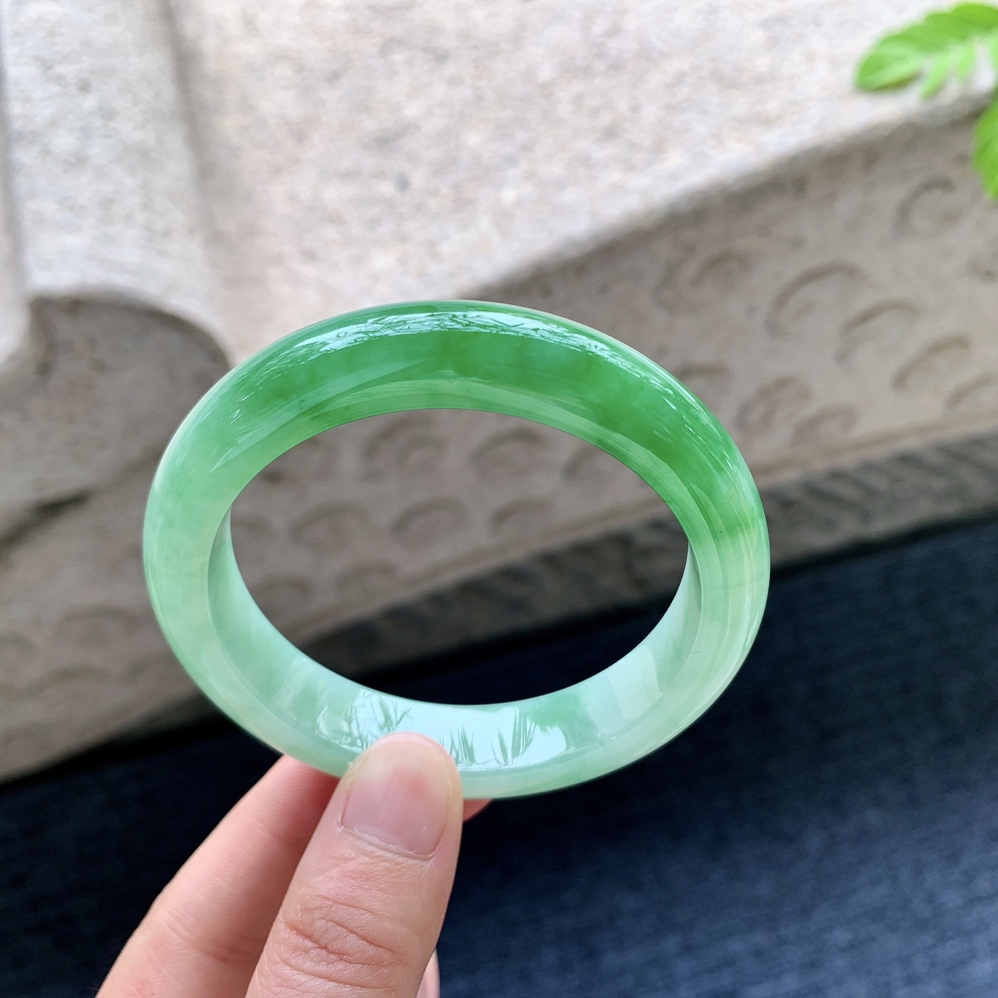 正圈54 55 圈口55.6/12.2/8.4 编码W6090620 冰糯辣绿，水润，种老，细腻，无裂
