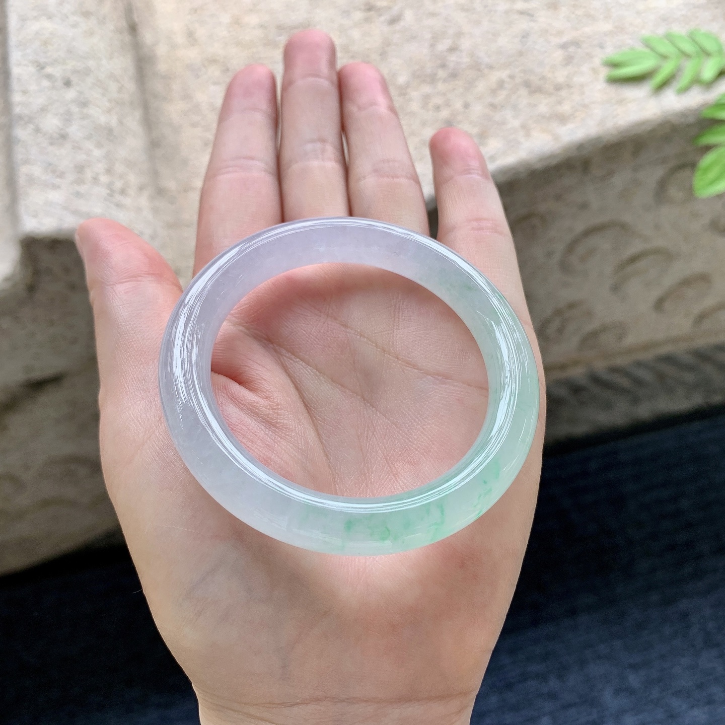 圆条49 50 圈口50.3/9/8.7 编码LH090726 冰糯飘绿，水润，种老，细腻，无裂